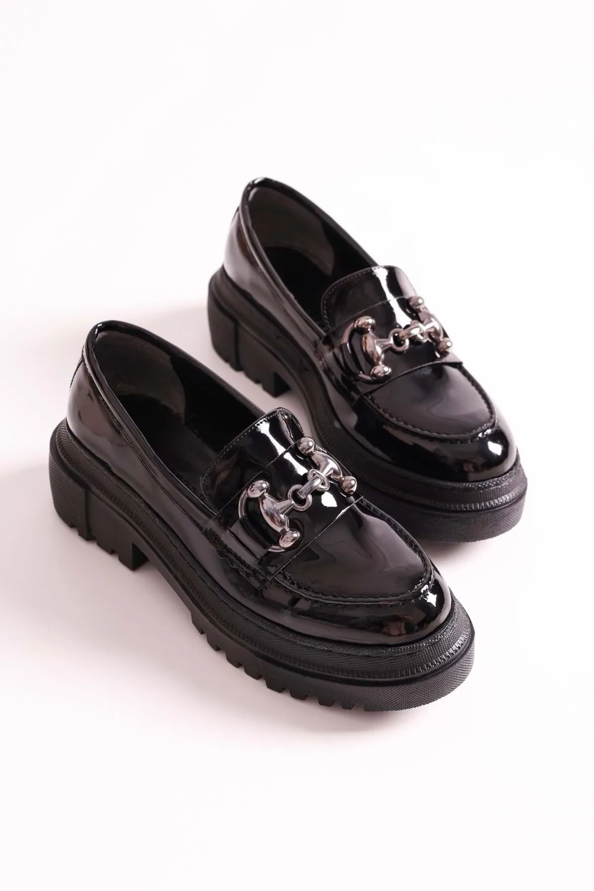 Shoeberry  Damen-Loafer Rex aus schwarzem Lackleder mit dicker Sohle und Schnalle. Schwarzes Lackleder