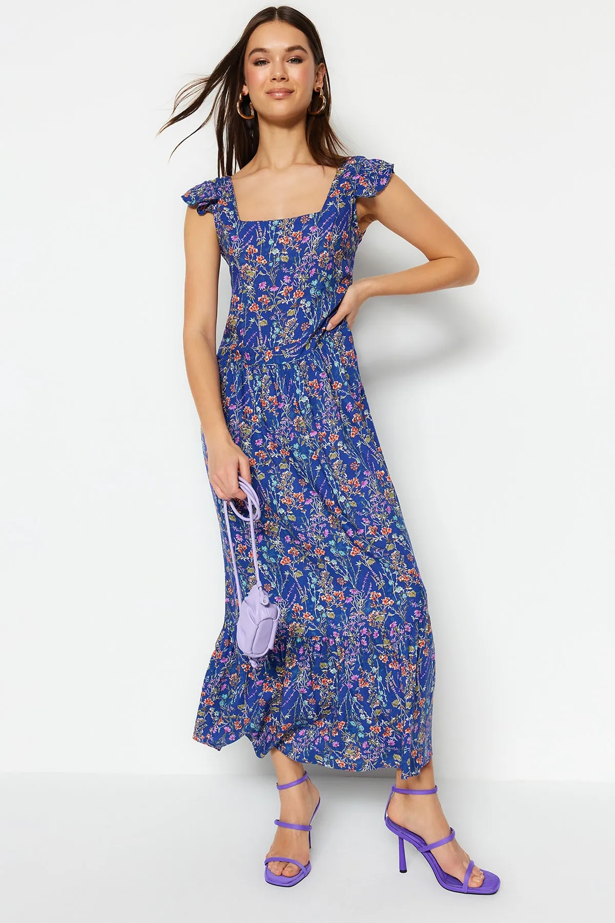 Trendyol Collection  Blaues A-Linien-Kleid aus gewebter Viskose mit Blumendruck und quadratischem Ausschnitt TWOSS20EL3331