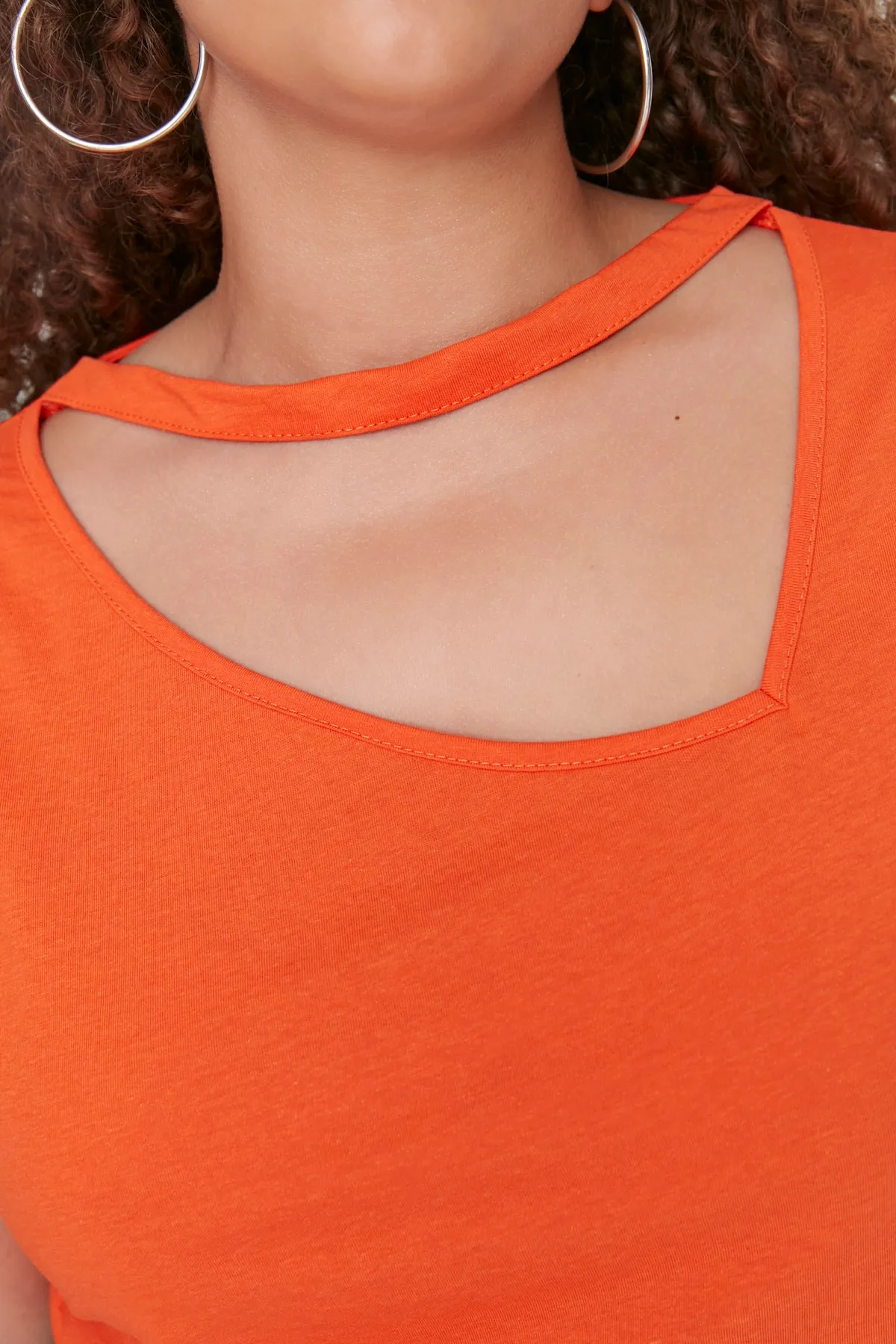 Trendyol Curve  Gestricktes T-Shirt mit orangefarbenem Fenster/Cut-Out-Detail TBSSS22BF00001