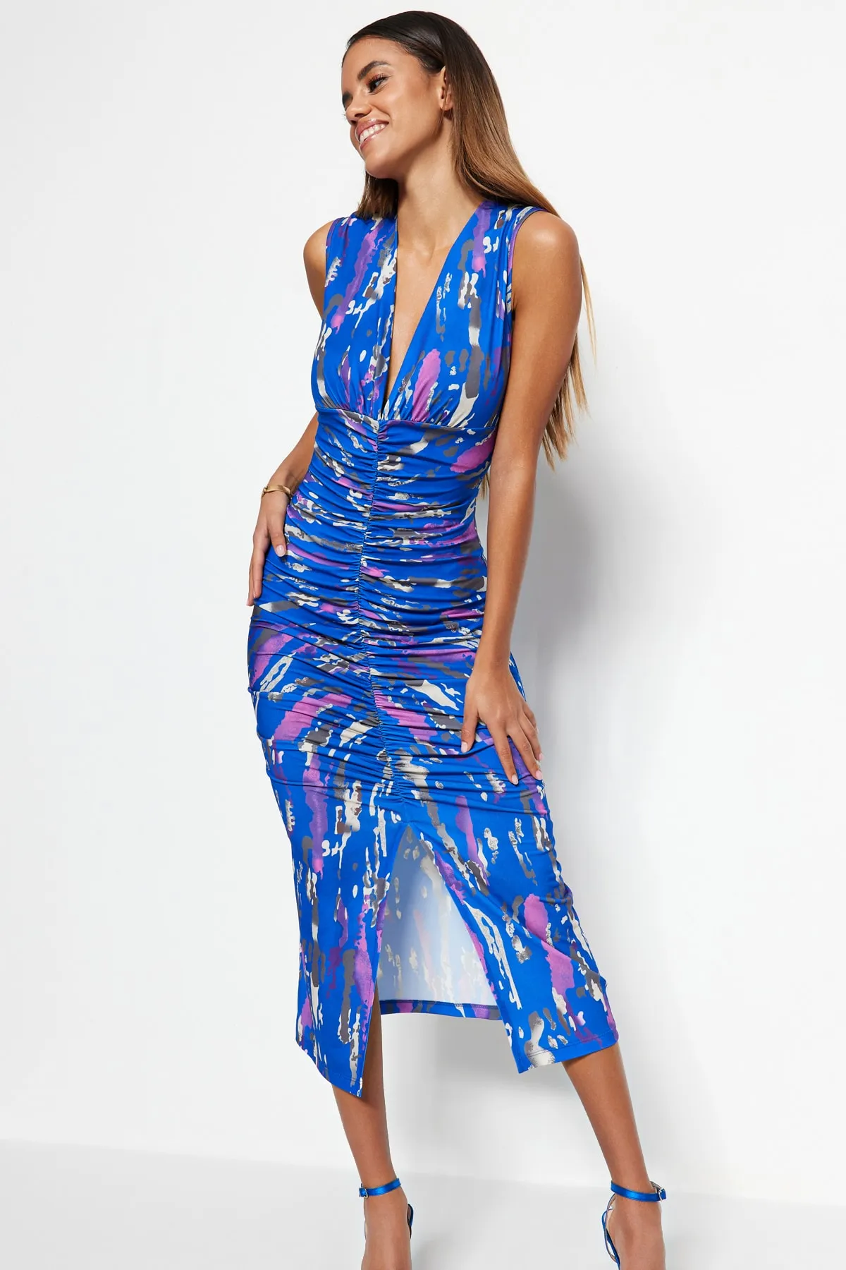 Trendyol Collection  Marineblaues, bedrucktes, tailliertes/tailliertes Midi-Bleistiftkleid aus flexiblem Strick mit Raffung TWOSS23EL00751