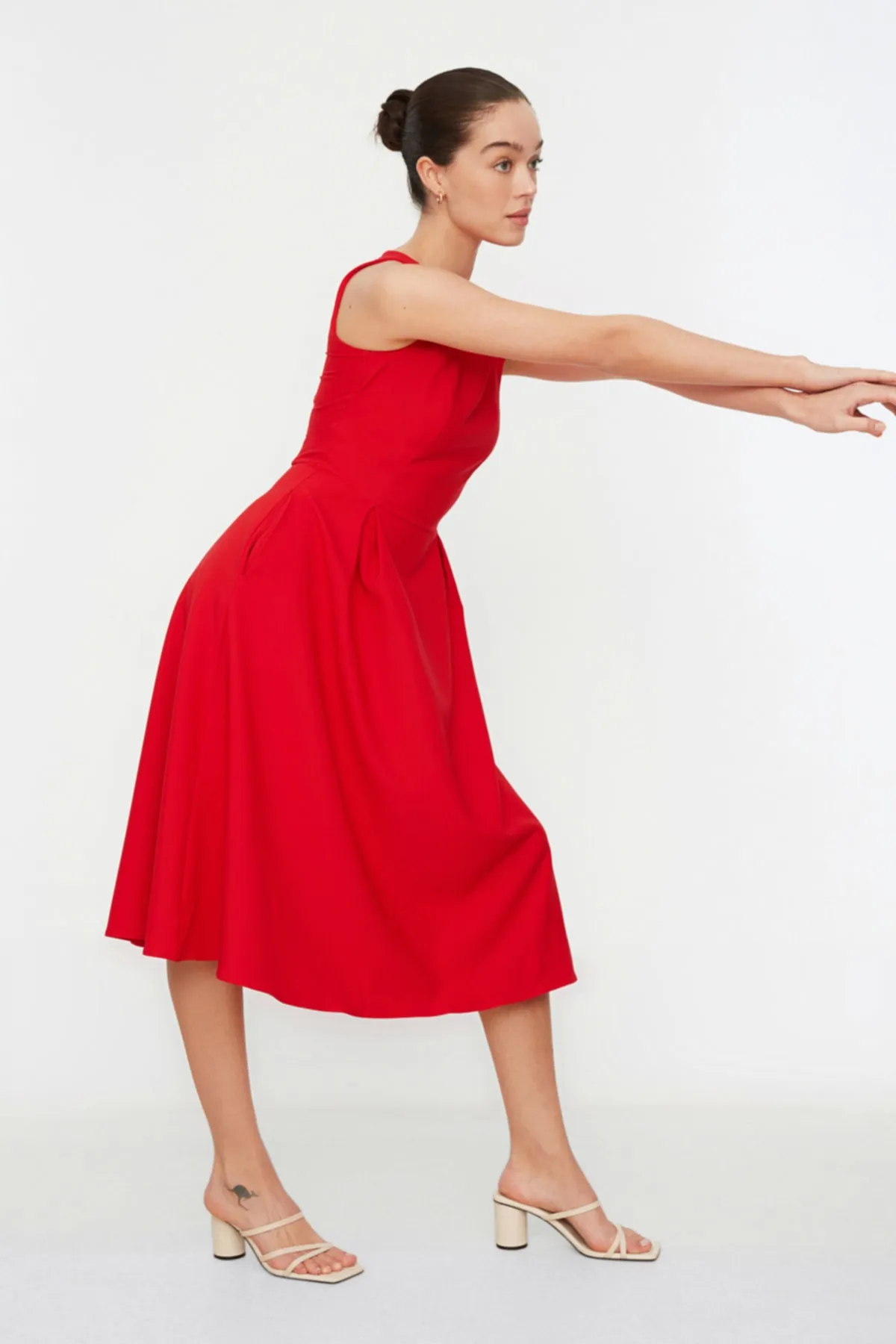 Trendyol Collection  Rotes Midi-Plisseekleid aus Webstoff TWOSS20EL0980