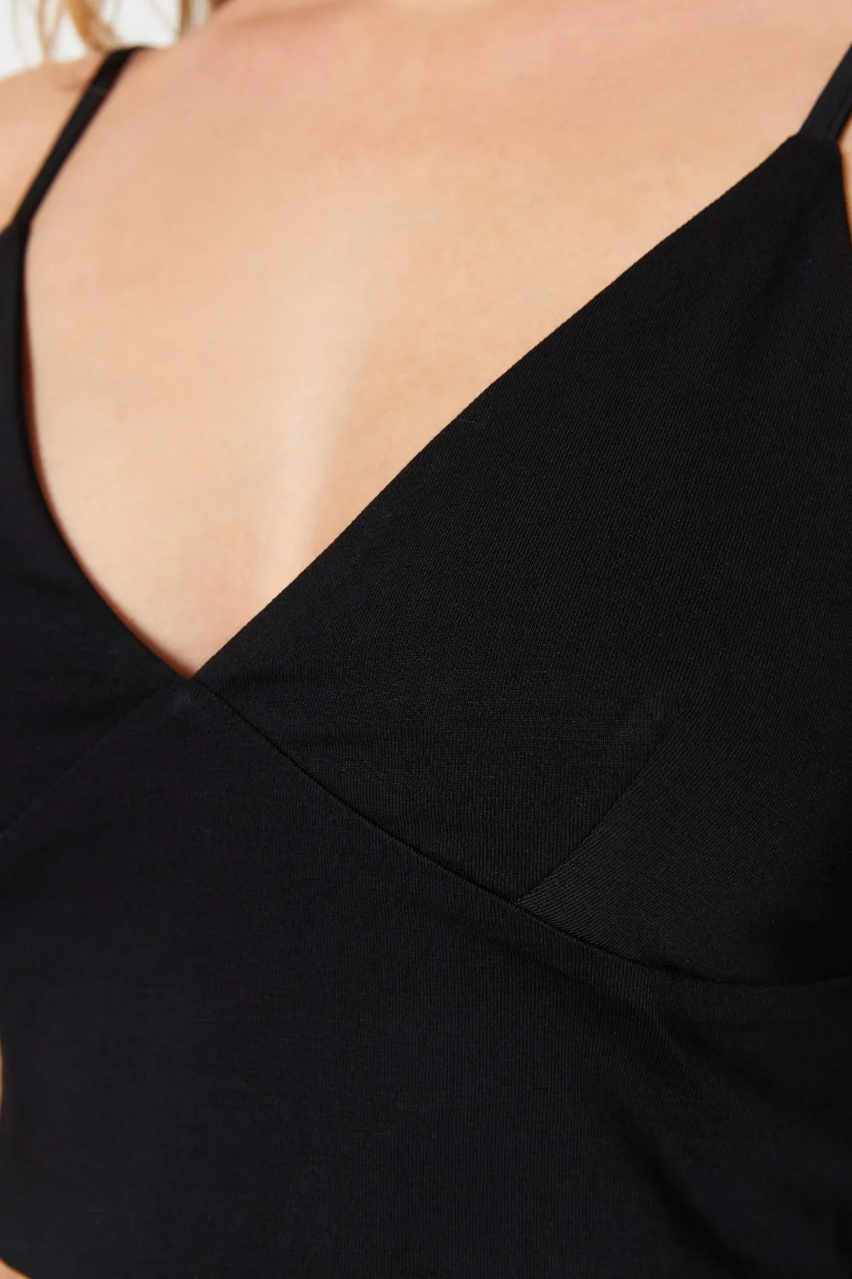 Trendyol Collection  Flexibles Strick-Bustier mit schwarzen Baumwollträgern und V-Ausschnitt TWOSS23BS00021