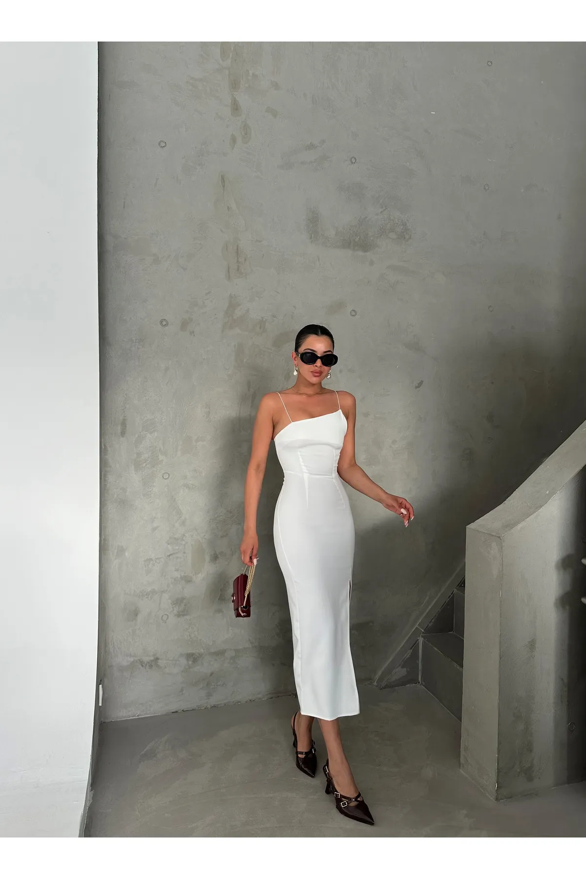 Laluvia  Weißes, asymmetrisch geschnittenes Schlitzkleid mit dünnen Trägern vorne