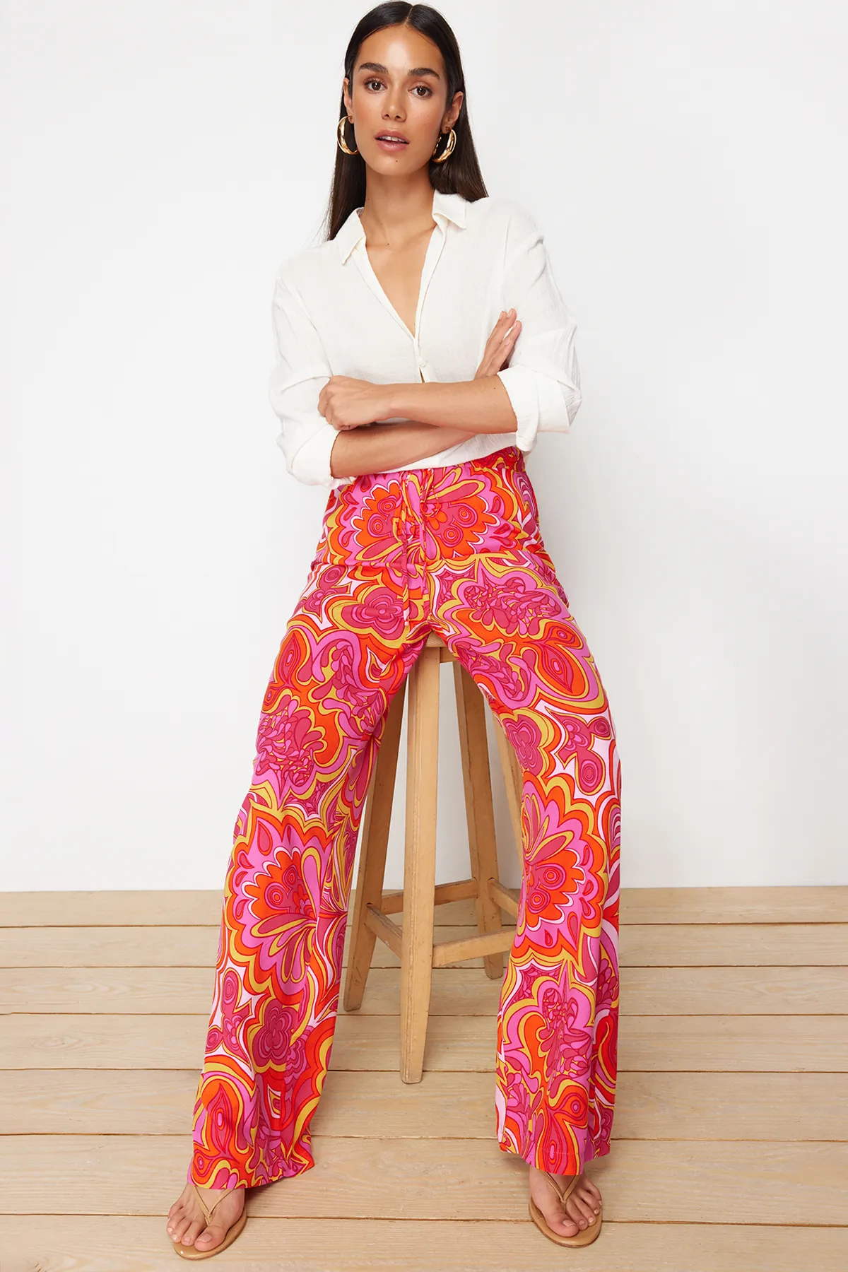Trendyol Collection  Rosa Hose mit weitem Bein und elastischem Bund und Bindedetail/gemustertem Webmuster TWOSS24PL00159