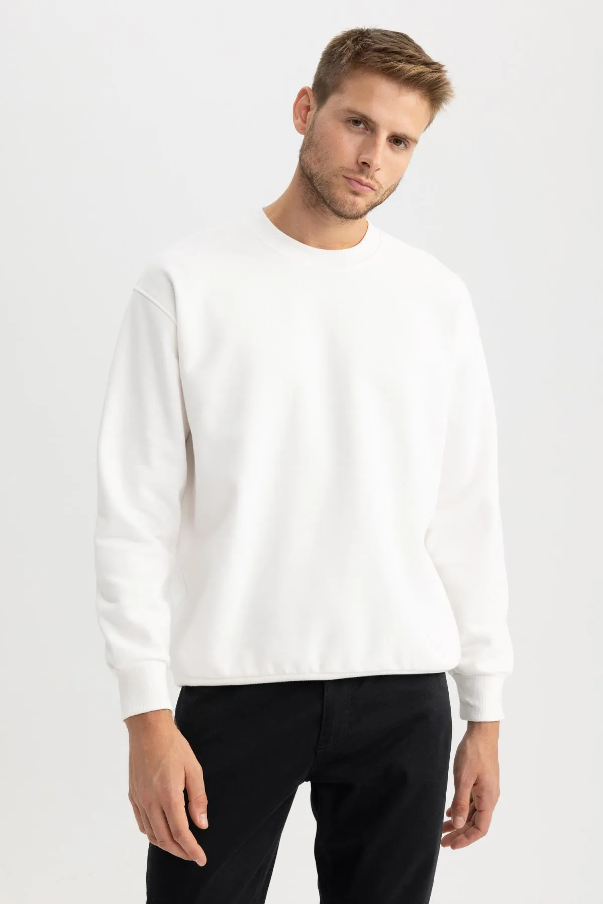 DeFacto  Basic-Sweatshirt mit Rundhalsausschnitt in Oversize-Passform T5139az23au