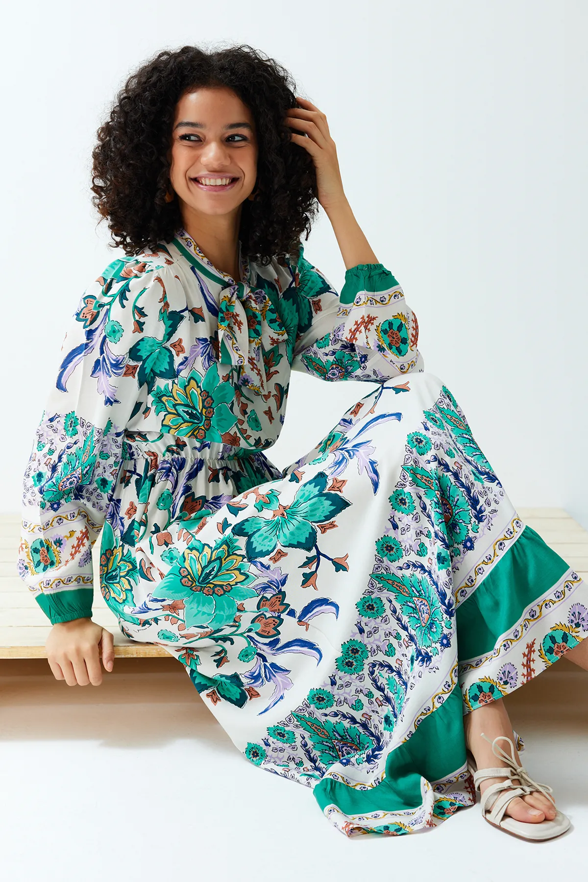 Trendyol Modest  Grünes Webkleid mit Blumenbordürenmuster TCTSS24EB00112