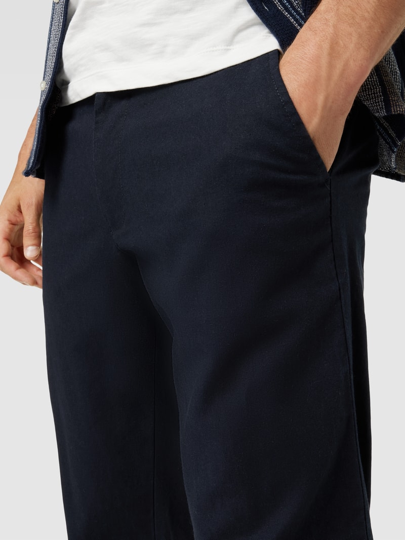 Chino mit französischen Eingrifftaschen in marineblau