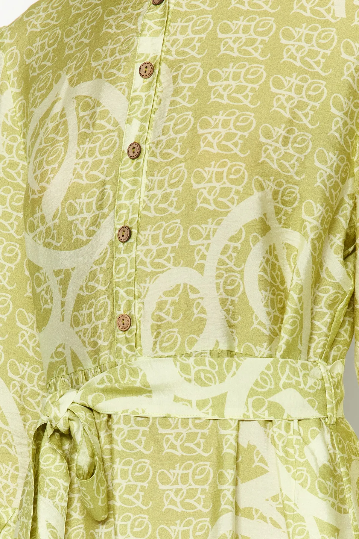 Trendyol Modest  Ölgrünes Kleid mit Gürtel, halber Knopfleiste, Rockspitze, Volant, gewebtem Muster TCTSS23EB00366