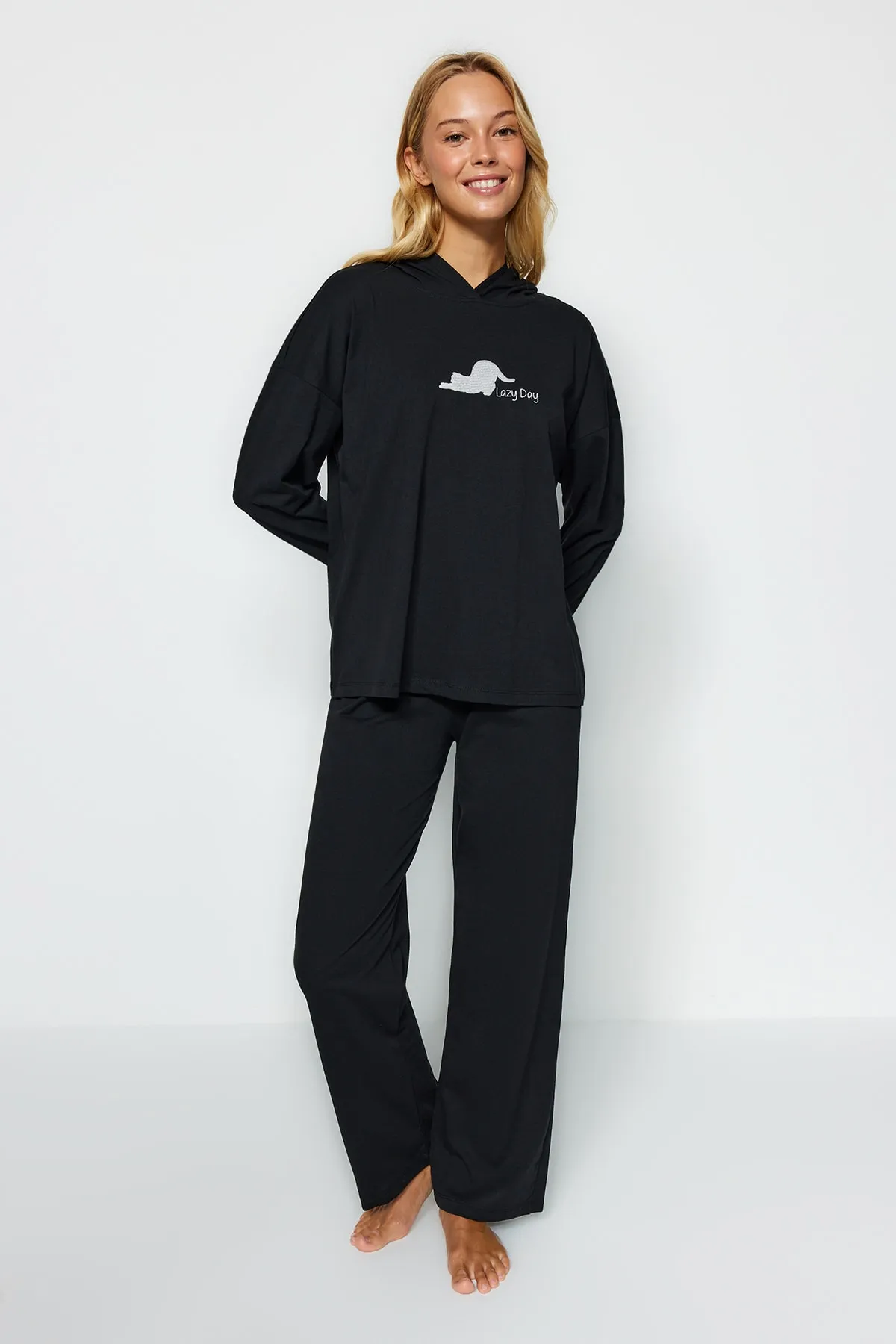 Trendyol Collection  Gestricktes Pyjama-Set mit Sweatshirt und Hose aus schwarzer Baumwolle mit Katzenmuster THMAW24PT00044