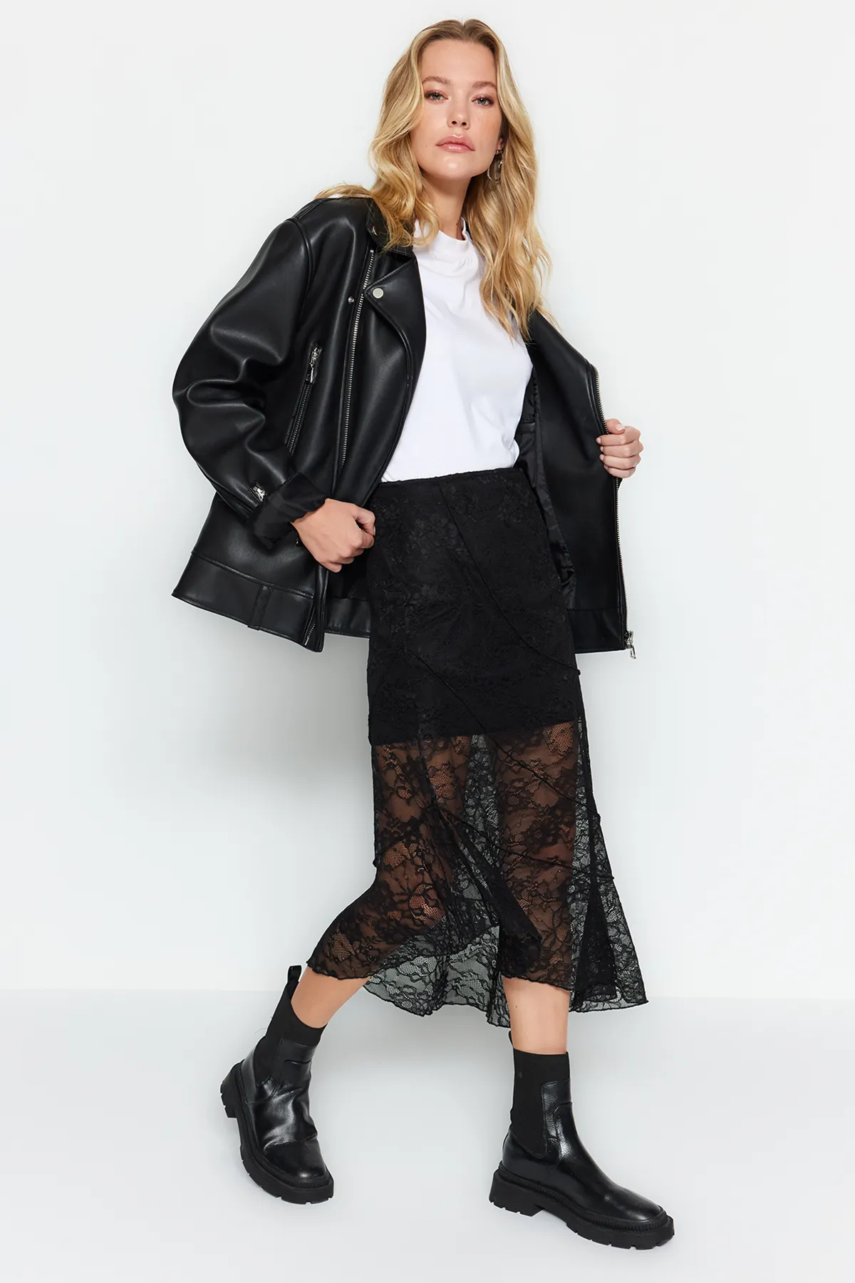 Trendyol Collection  Schwarzer asymmetrischer Midirock aus gefütterter Spitze mit Strickmuster TWOAW24ET00331