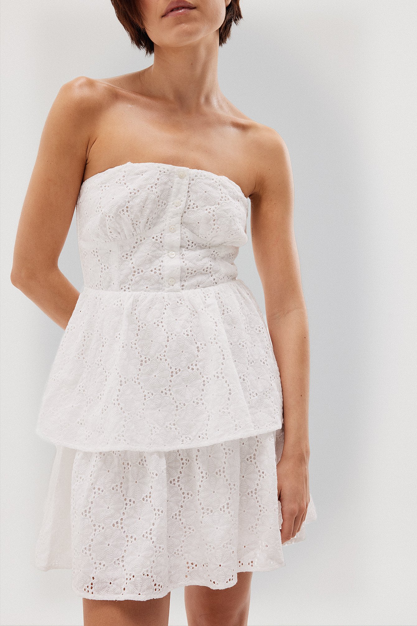 Anglaise-Minikleid mit Bandeau-Ausschnitt und Rüschen