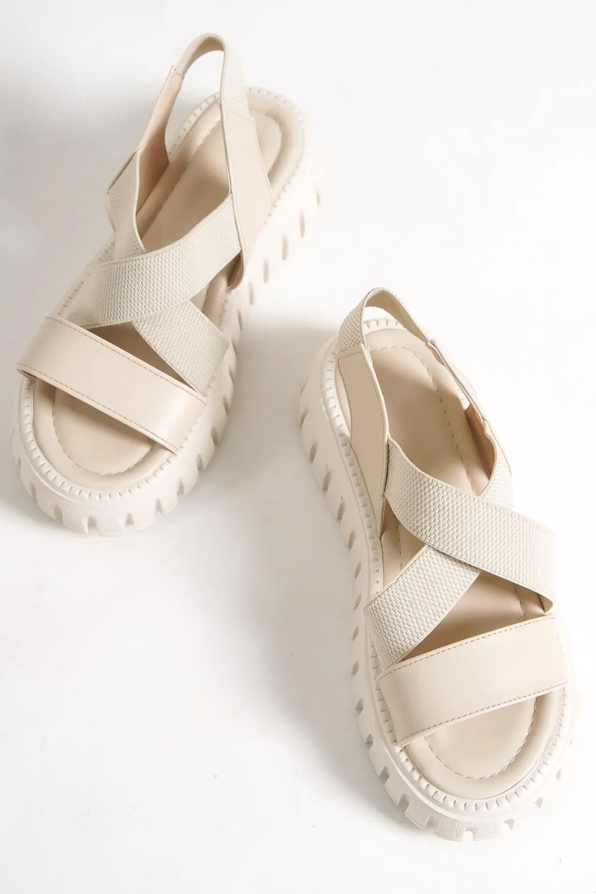Capone Outfitters  Capone Damen-Sandalen mit rundem Zehenbereich, überkreuztem Gummiband, Trak-Sohle, Keilabsatz und Beige