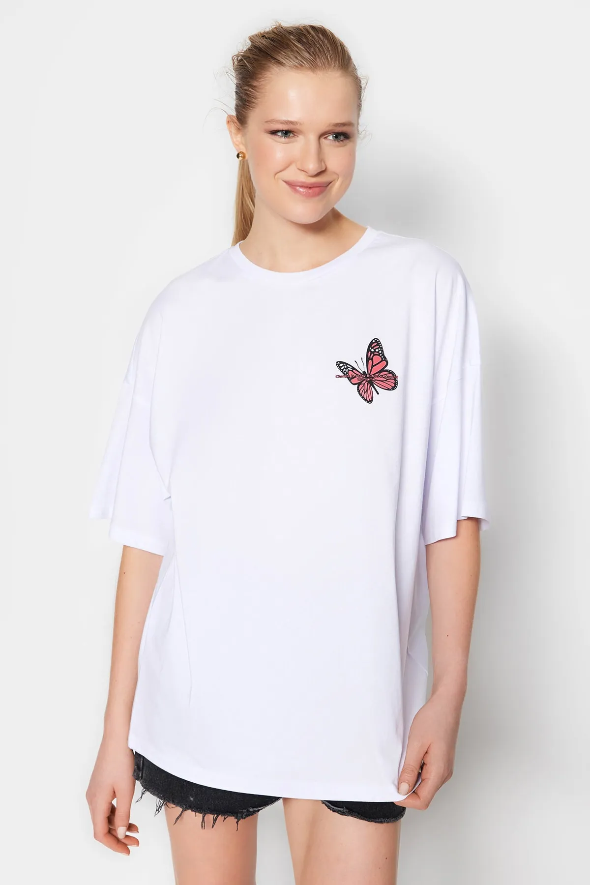 Trendyol Collection  Weißes Oversize-Strick-T-Shirt aus 100 % Baumwolle mit Aufdruck auf Brust und Rücken TWOSS23TS00188