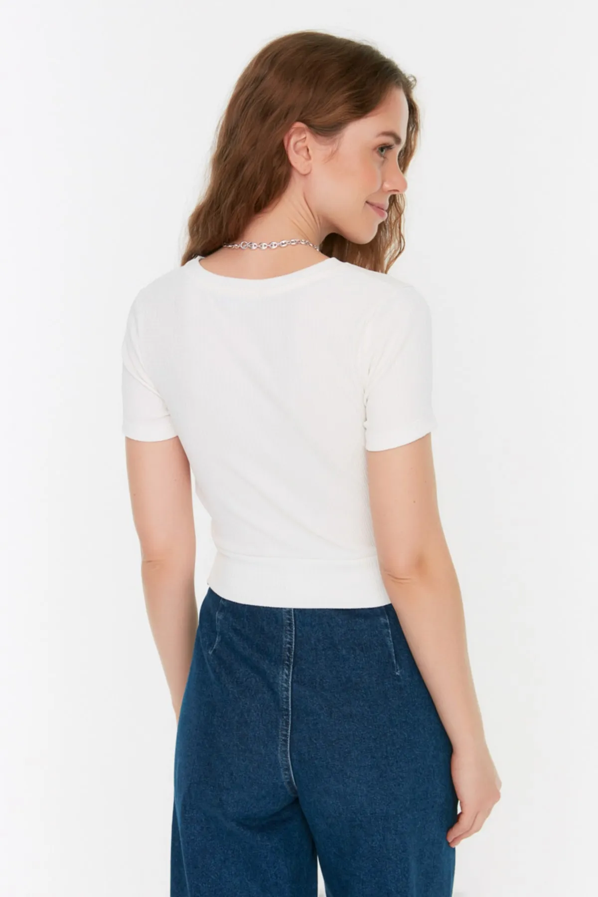 Trendyol Collection  Weiße Wickel-Strickbluse mit Rundhalsausschnitt und detaillierter Schleife TWOSS22BZ1311
