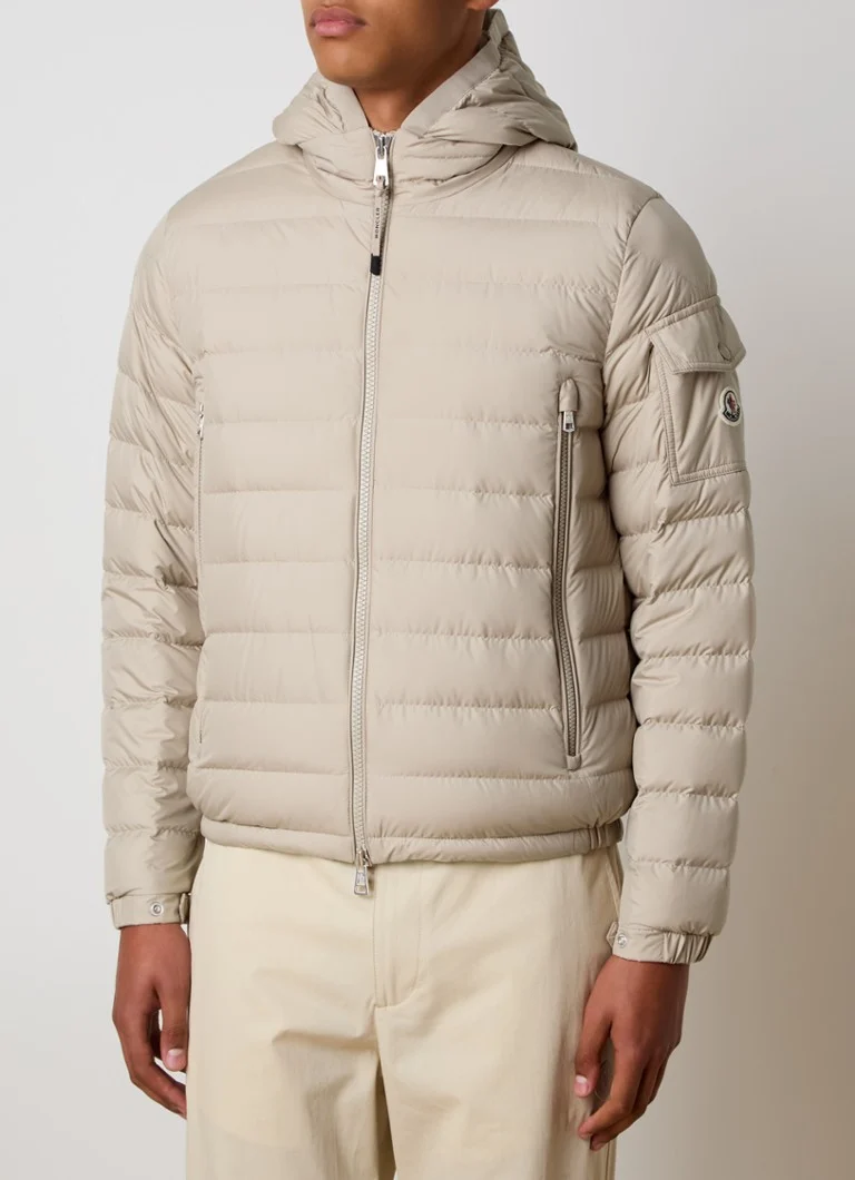 Jachetă matlasată Moncler Galion cu glugă, umplută cu puf de gâscă.