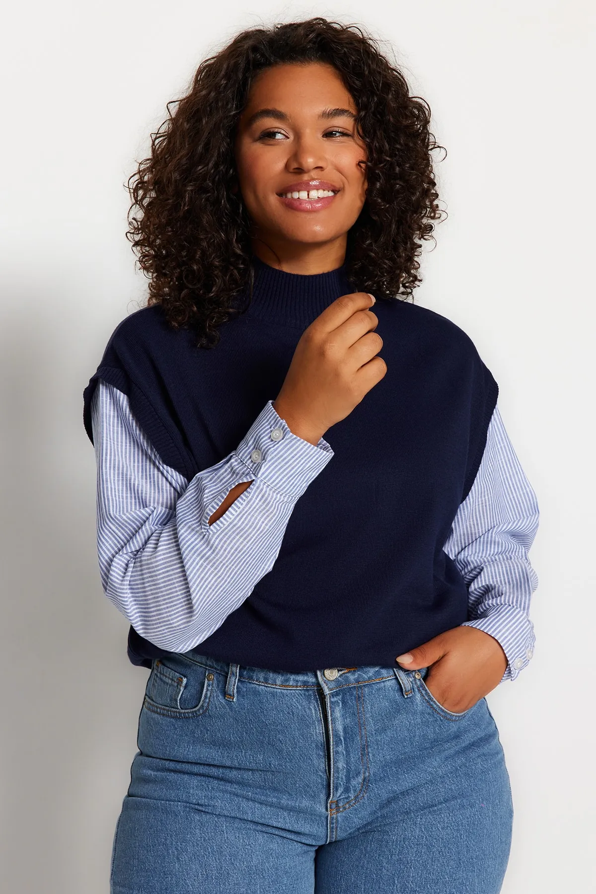 Trendyol Curve  Marineblauer Farbblock-Strickpullover TBBAW24AN00017