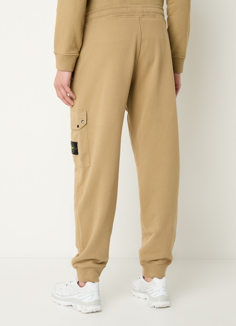 Stone Island 64020 sašaurinātas piegriezuma sporta bikses ar vārstu kabatu un logotipu
