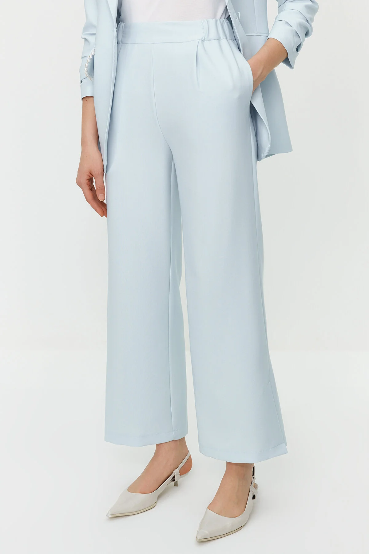 Trendyol Modest  Set aus Jacke und Hose aus Krepp mit blauen Perlen und gewebtem Unterteil und Oberteil TCTSS24US00011