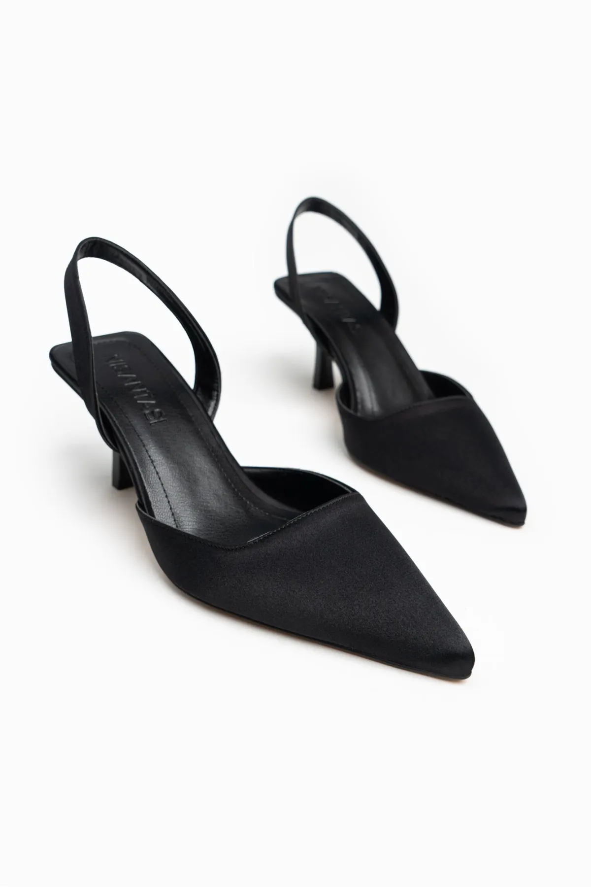 NİŞANTAŞI SHOES  Love Schwarze Satin-Damenschuhe mit Absatz und Knöcheldetail hinten