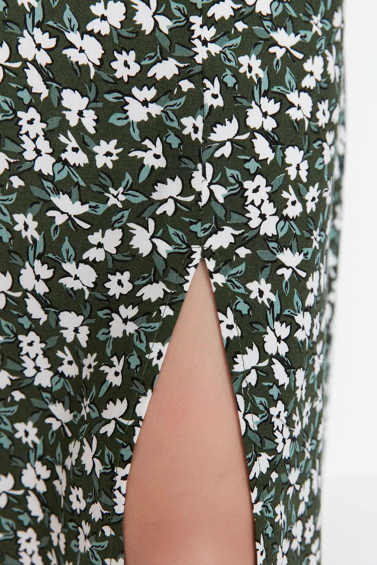 Trendyol Collection  Khakifarbener Midi-Webrock mit Schlitz und Blumenmuster aus Viskosestoff TWOSS20ET0230
