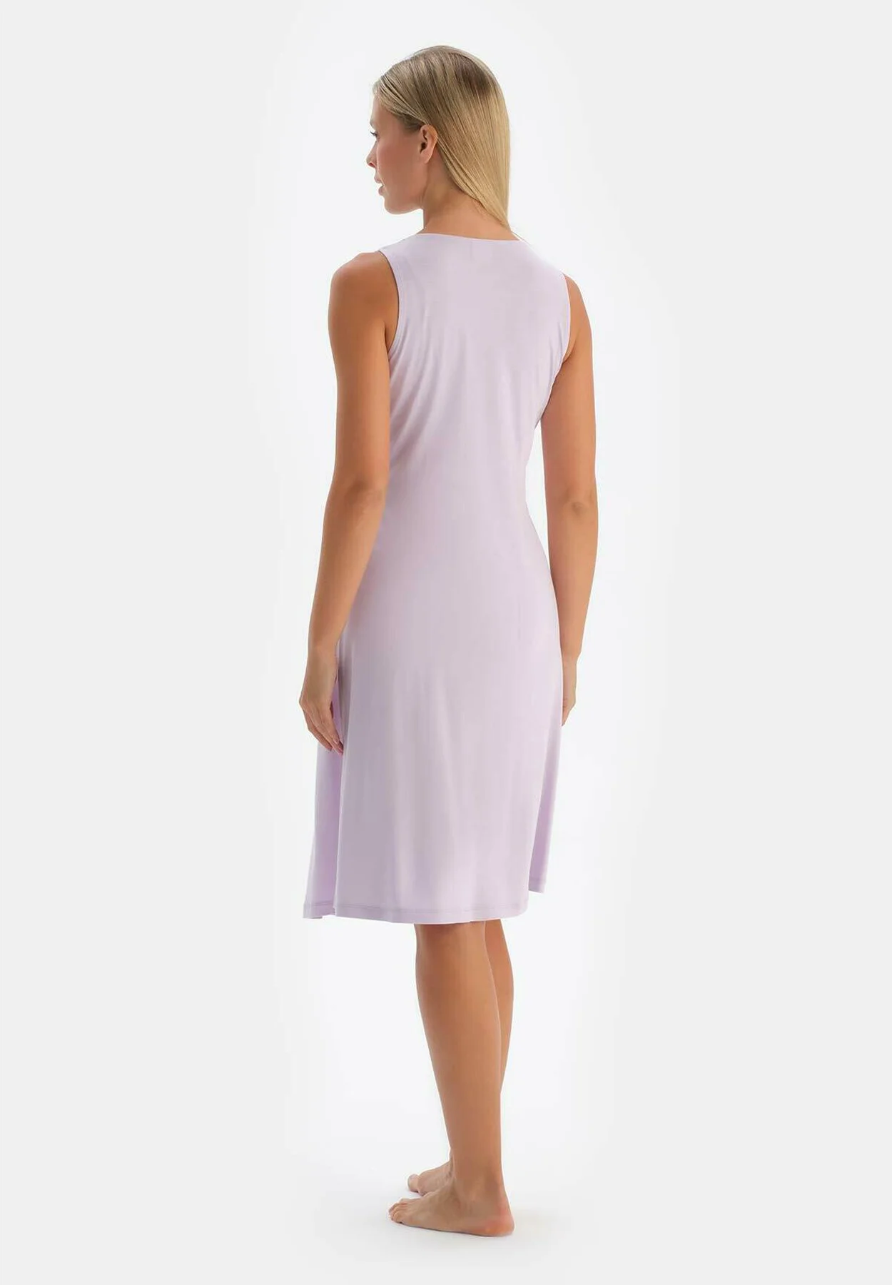 Camisón DAGI con tirantes y escote en V regular