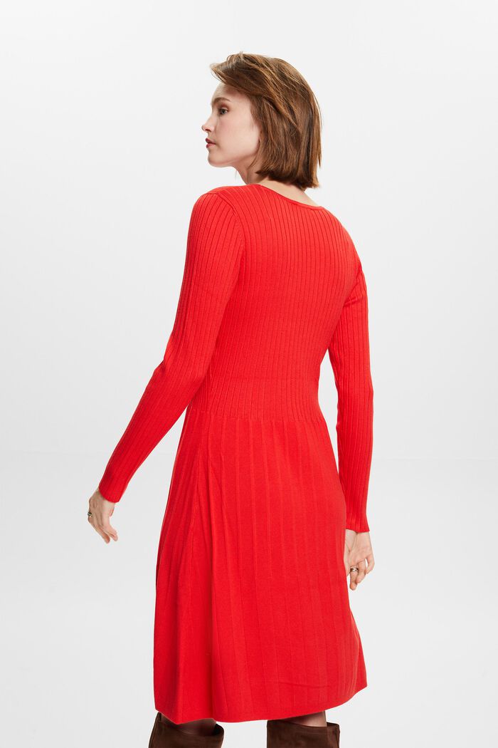 Rippstrickkleid mit plissierten Details