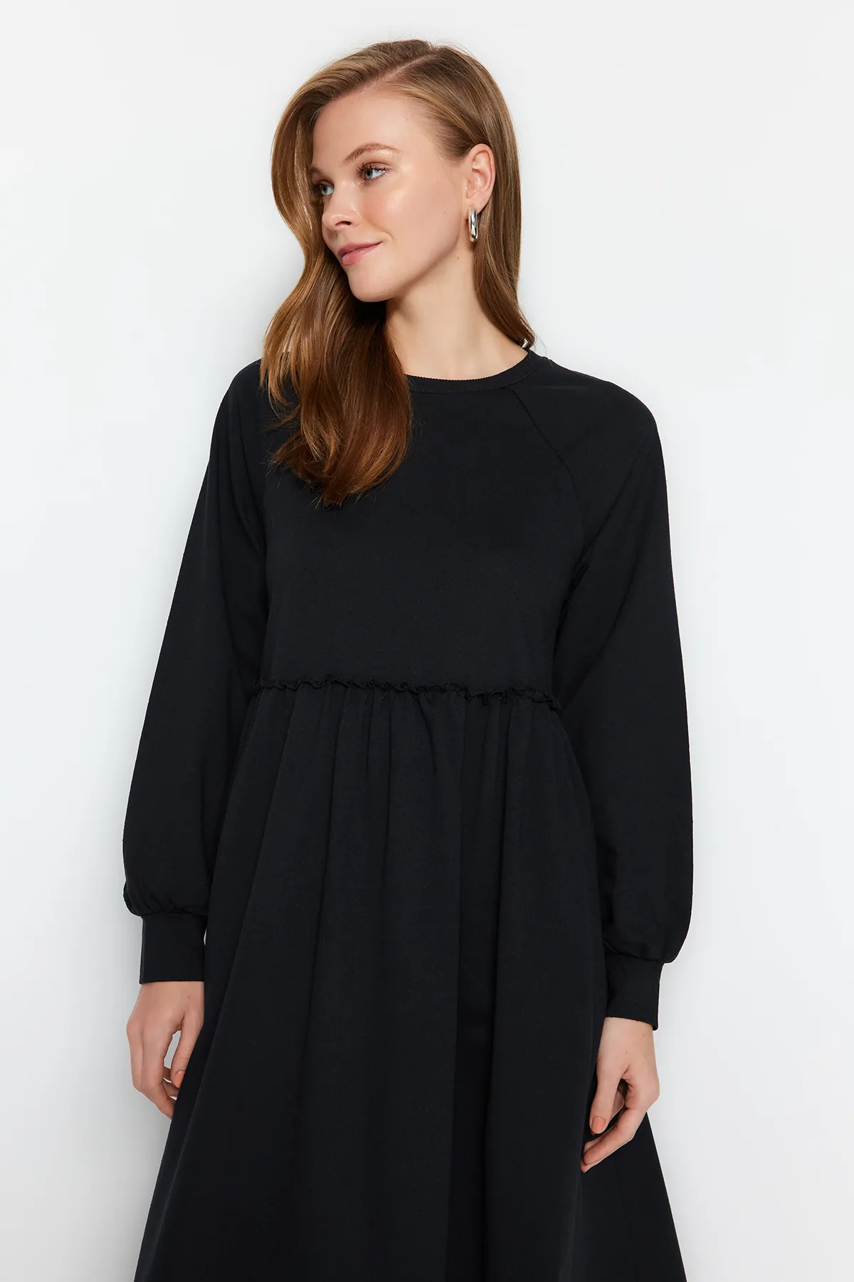 Trendyol Modest  Schwarzes Strickkleid mit Cut-Out-Taille TCTSS23EB00307