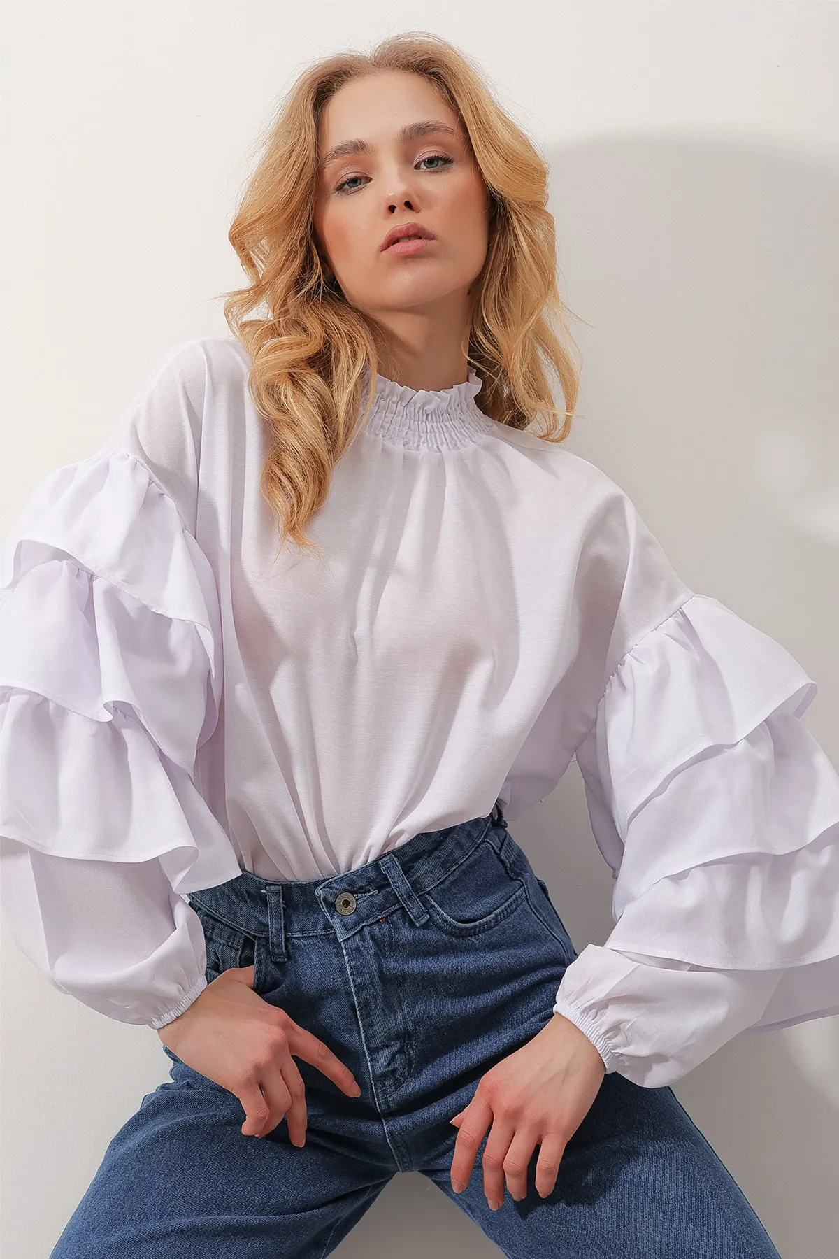 Trend Alaçatı Stili  Weiße Damenbluse aus Webstoff mit Rollkragen und Volants ALC-X9762