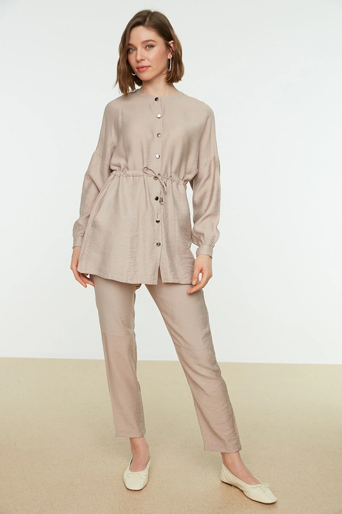 Trendyol Modest  Beiger gewebter Hemd-Hosen-Anzug mit Taillenschnürung TCTSS21AU0237