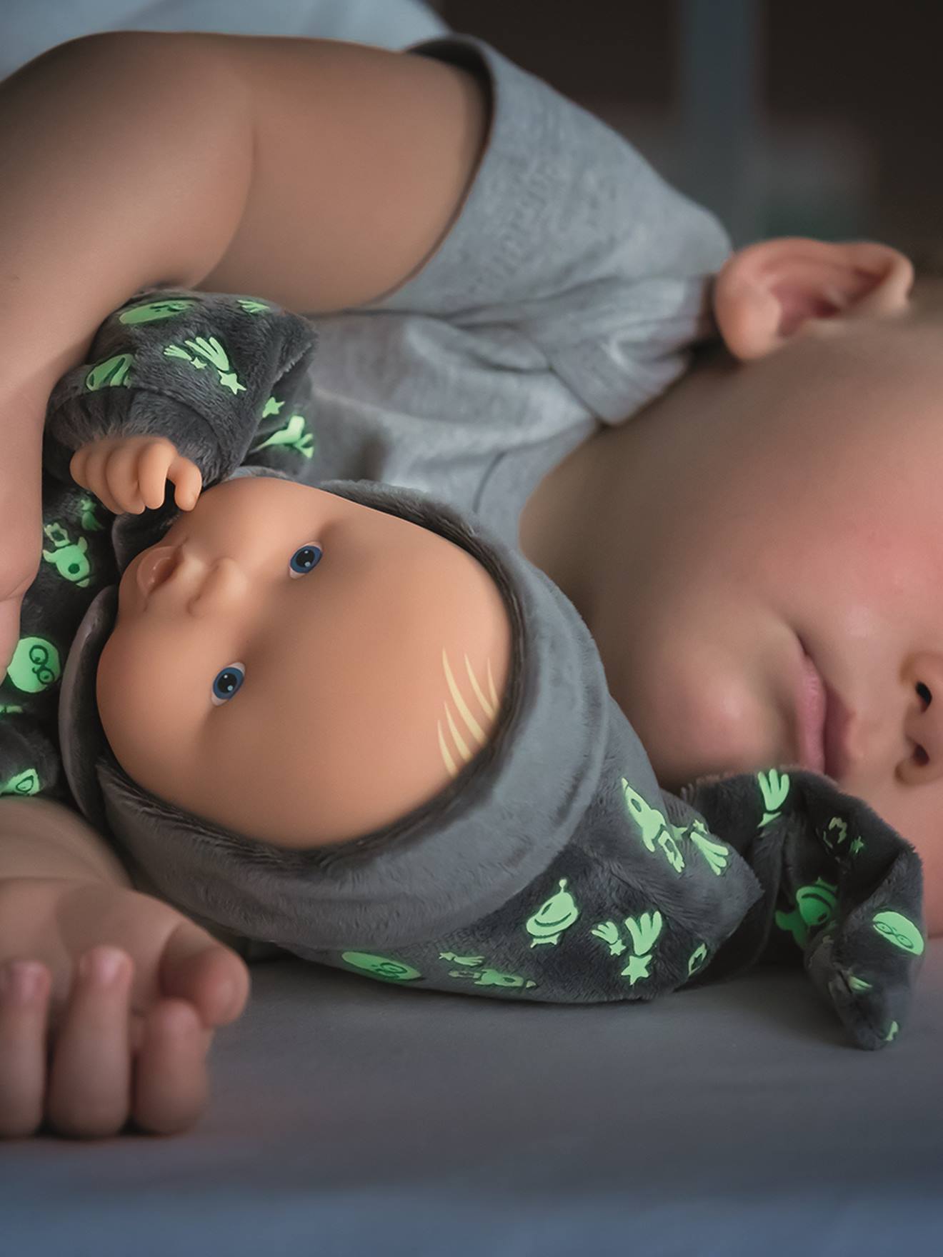 Poupée Babipouce Brille dans la nuit COROLLE gris fonce uni avec decor