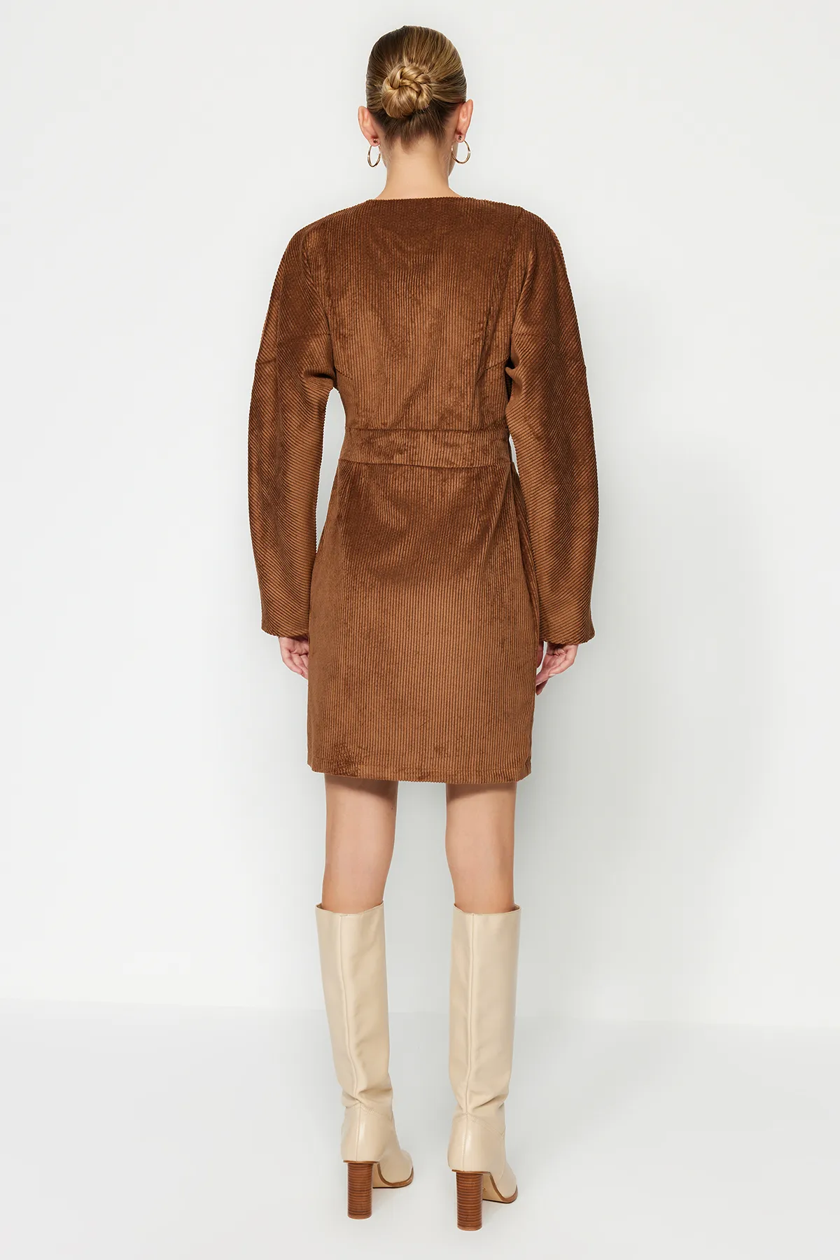 Trendyol Collection  Braunes zweireihiges Mini-Kleid aus gewebtem Samt TWOAW24EL00856