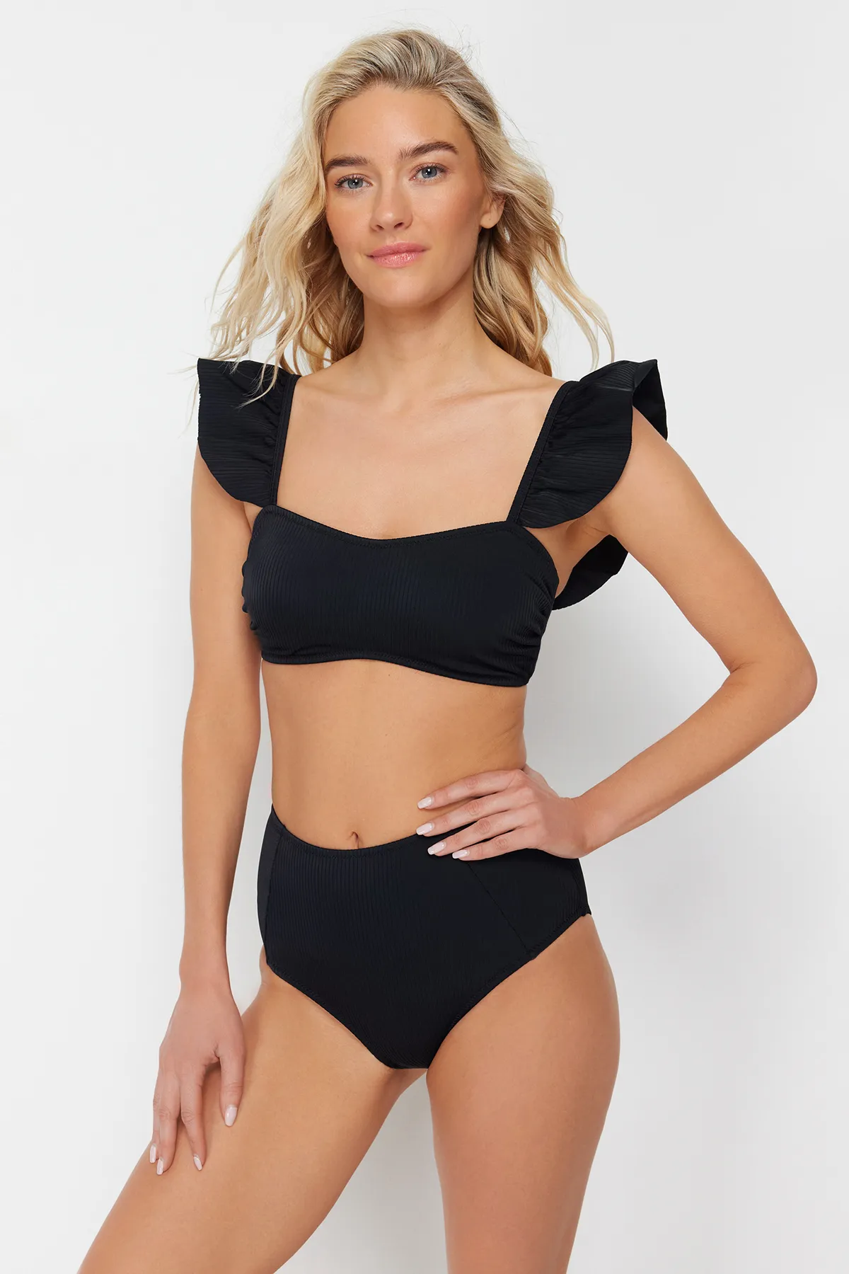 Trendyol Collection  Schwarzes Bralet-Rüschen-strukturiertes Hipster-Bikini-Set mit hoher Taille TBESS22BT0049