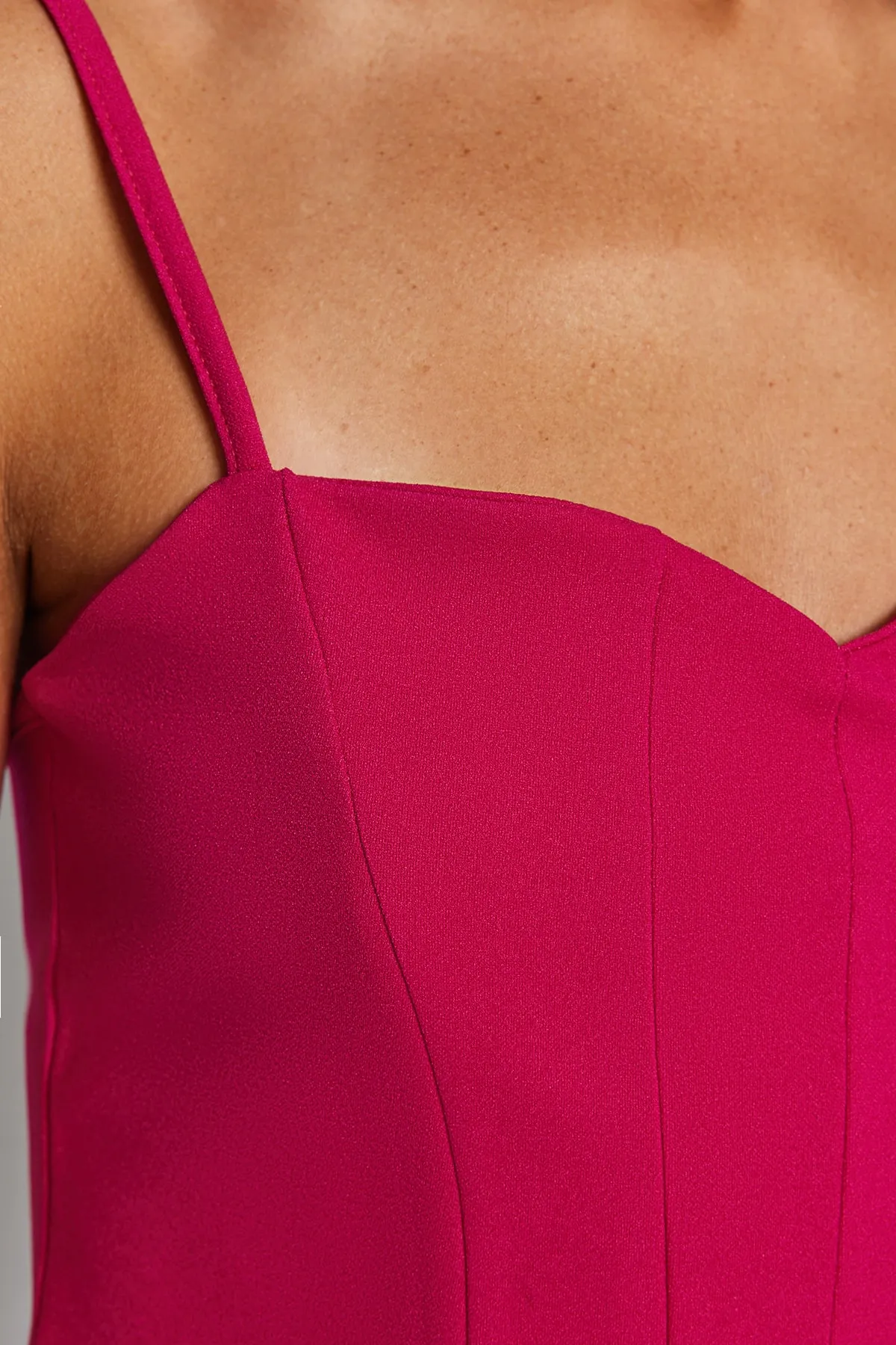 Trendyol Collection  Fuchsiafarbenes, tailliertes Bustier aus Krepp-Strick mit kurzen Trägern TWOSS23BS00036