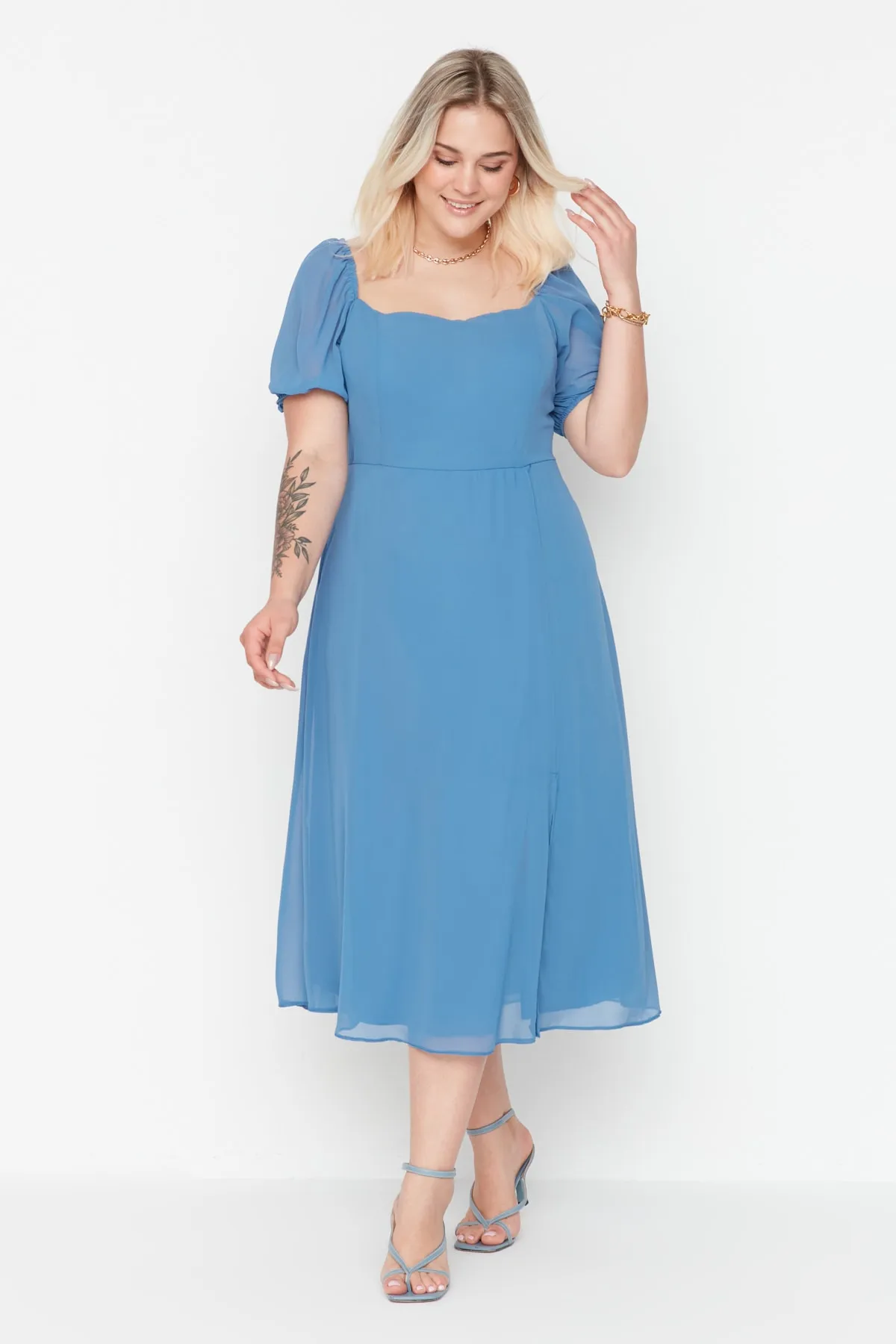 Trendyol Curve  Blaues gewebtes Kleid mit Schlitz TBBSS22AH0012