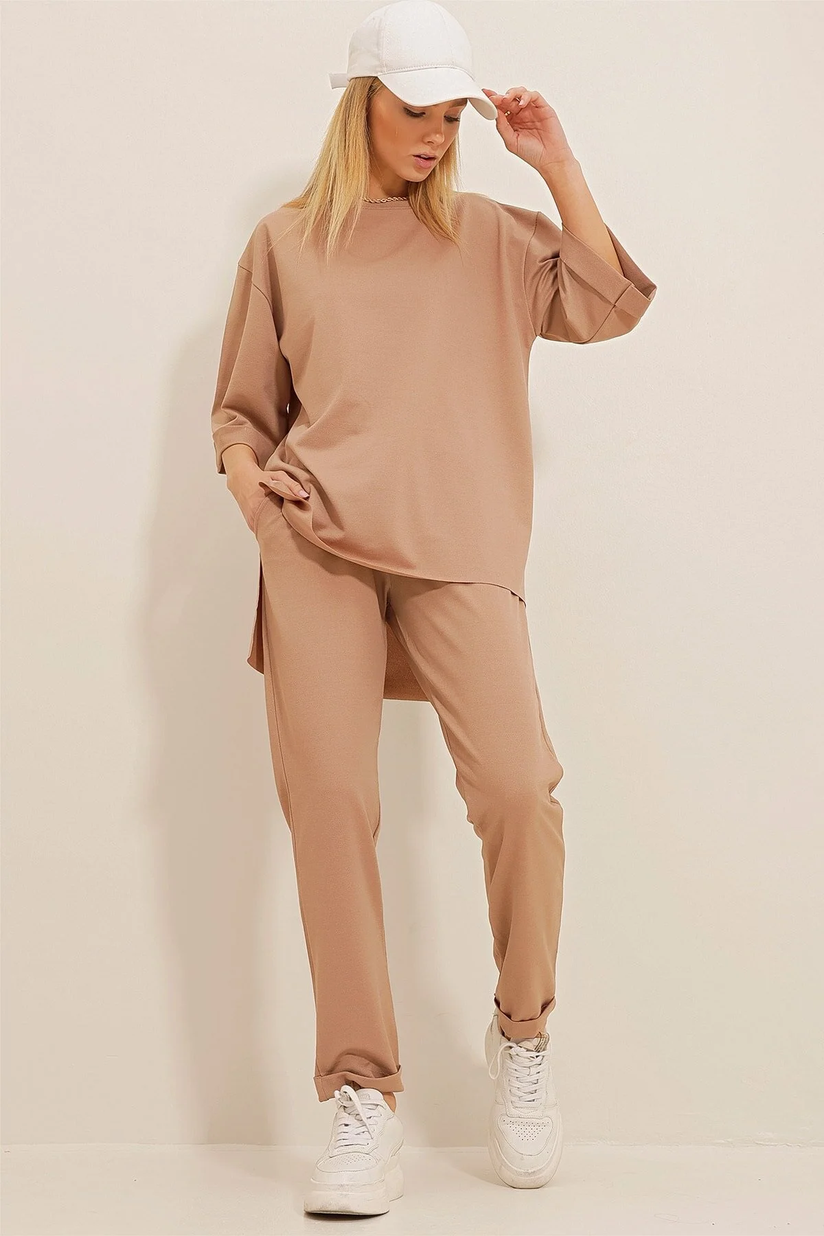 Trend Alaçatı Stili  Dunkelbeiges Damen-T-Shirt mit Rundhalsausschnitt, Seitenschlitz und Hose mit zwei Taschen, Krepp-Strick ALC-X10464