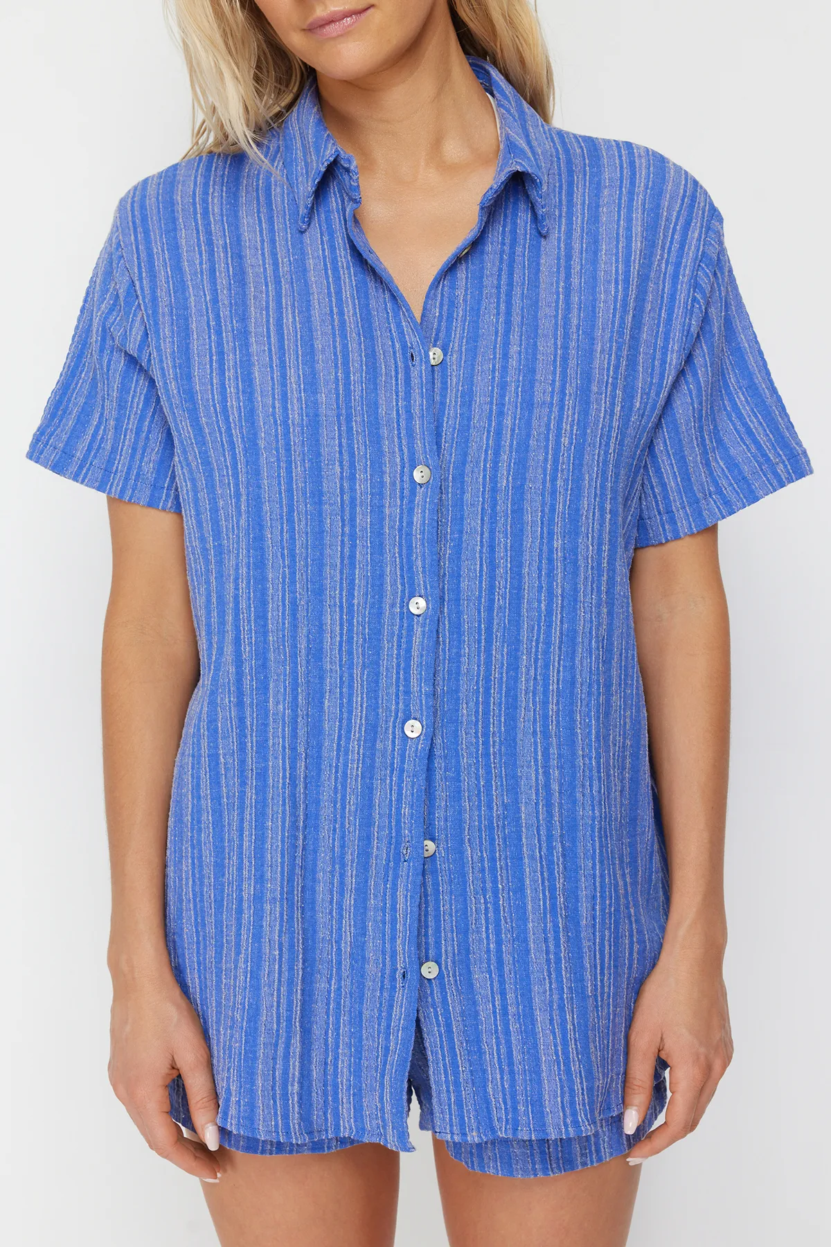 Trendyol Collection  Marineblaues Set aus Hemd und Shorts aus gewebtem Leinengemisch TBESS23AU00054