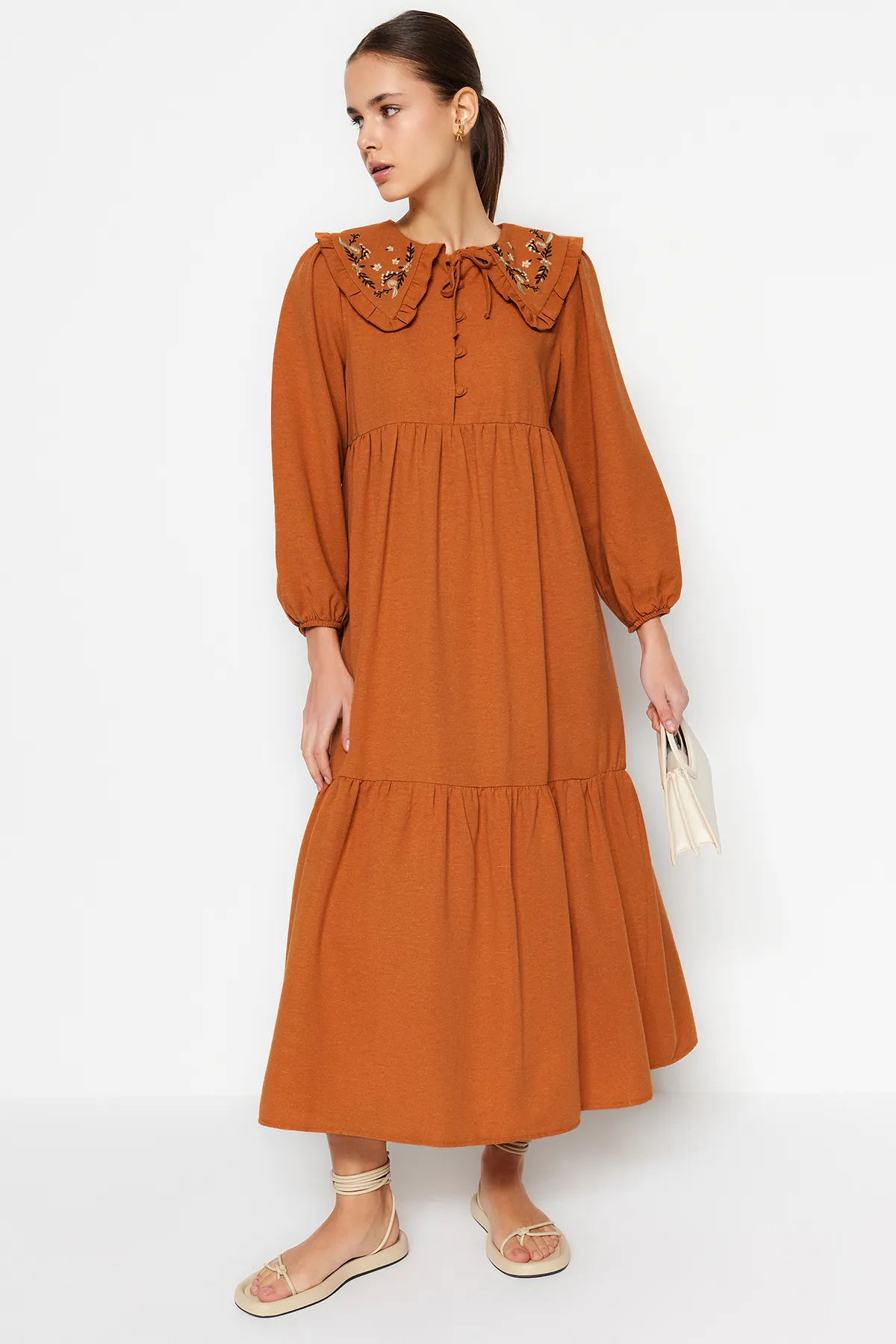 Trendyol Modest  Gewebtes Kleid in Leinenoptik mit besticktem Zimtkragen und halber Knopfleiste TCTSS23EB00257