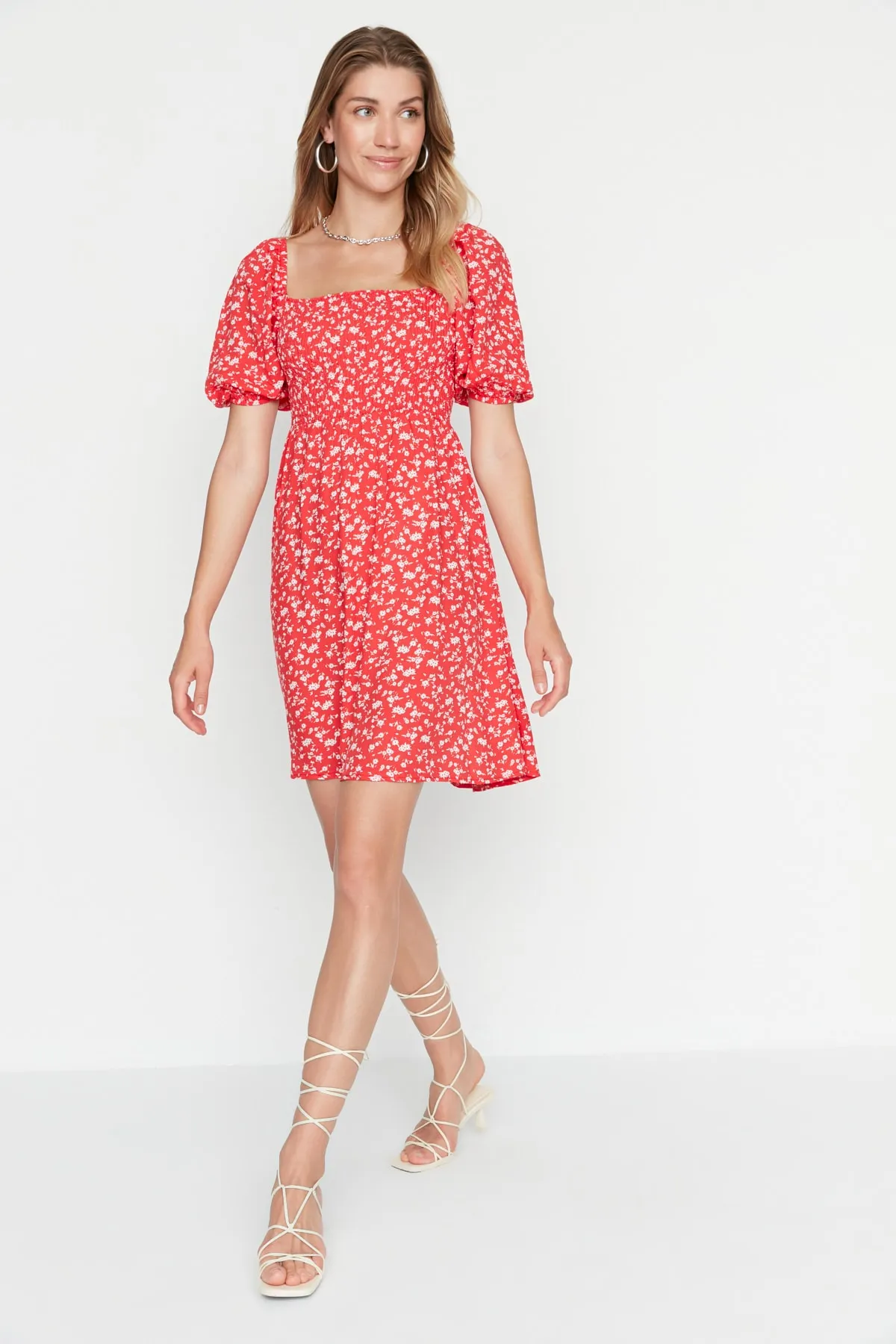 Trendyol Collection  Rotes Gimped-Minikleid aus Viskose mit floraler Taille und Öffnung TWOSS22EL0370