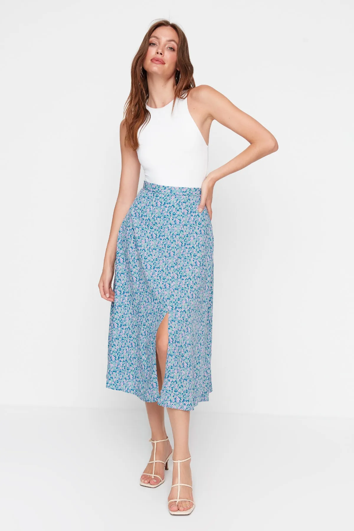 Trendyol Collection  Blauer, gewebter Midi-Rock aus Viskosestoff mit detailliertem Blumenmuster und Schlitz TWOSS20ET0230