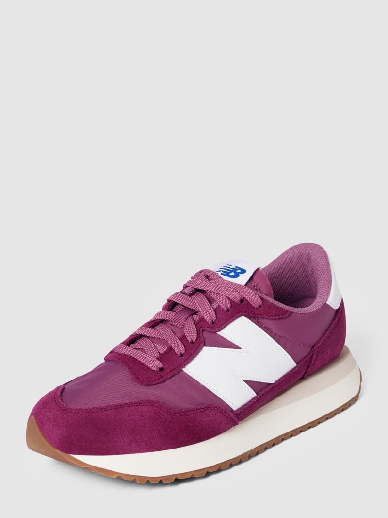 Sneaker mit Label-Details in rot
