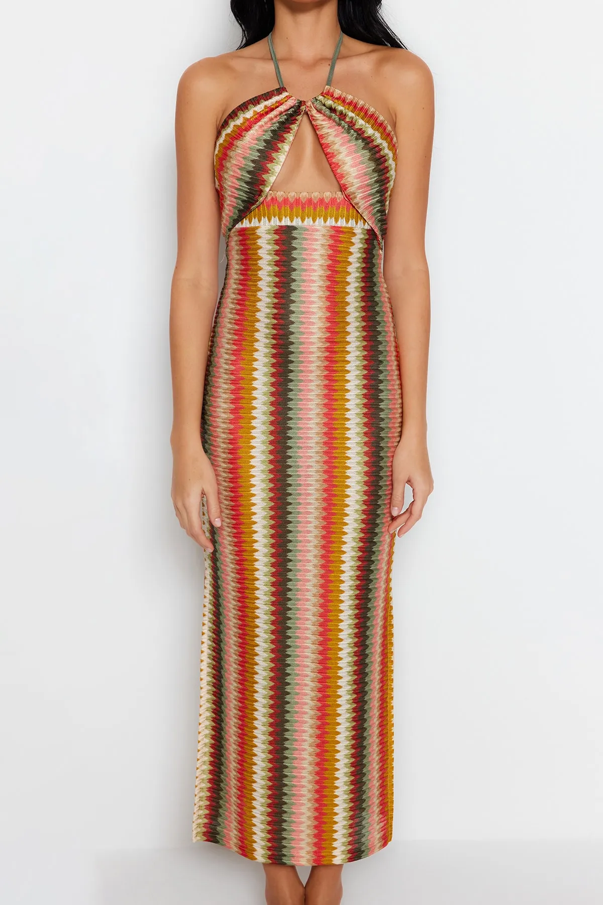 Trendyol Collection  Gestreiftes, figurbetontes Maxi-Strandkleid mit Cut-out/Fensterausschnitt TBESS23EL00268