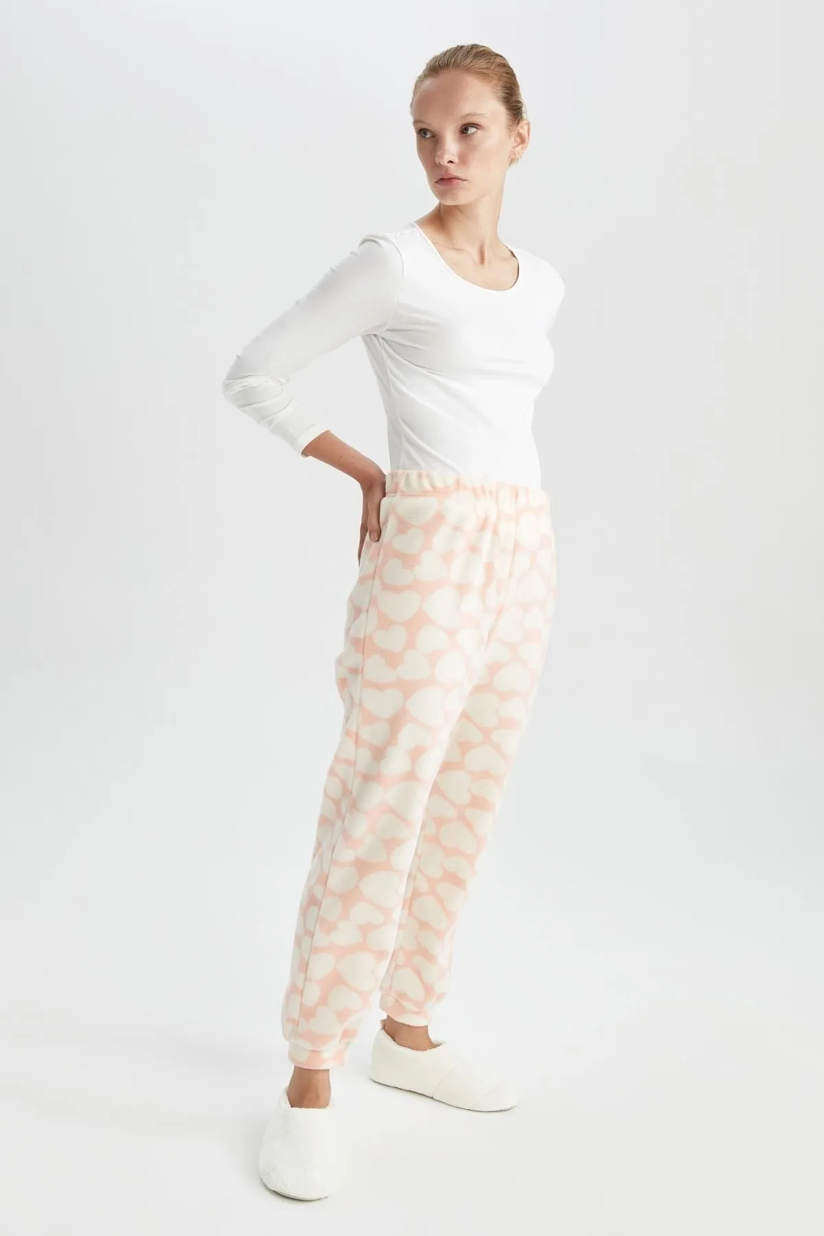 DeFacto  Fall In Love Polar-Pyjamahose mit normaler Passform und Herzmuster