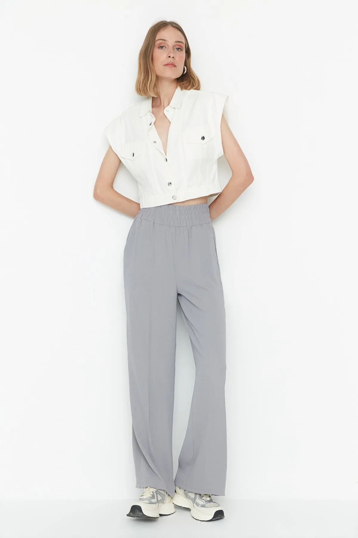 Trendyol Collection  Graue, elastische Webhose mit weitem Bein/breitem Knöchelbund TWOSS22PL00024