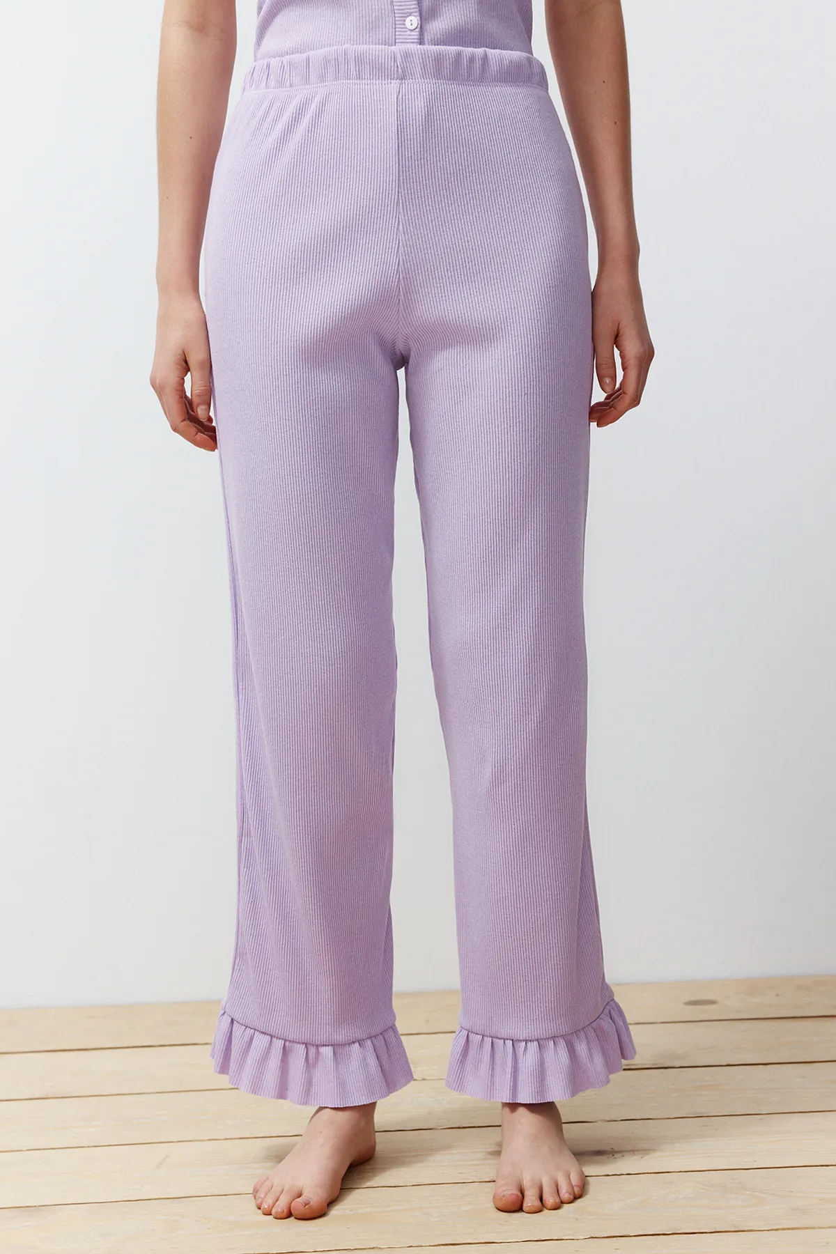 Trendyol Collection  Fliederfarbenes Pyjama-Set aus schnurgebundenem Strick mit Rüschen und Details THMSS24PT00209
