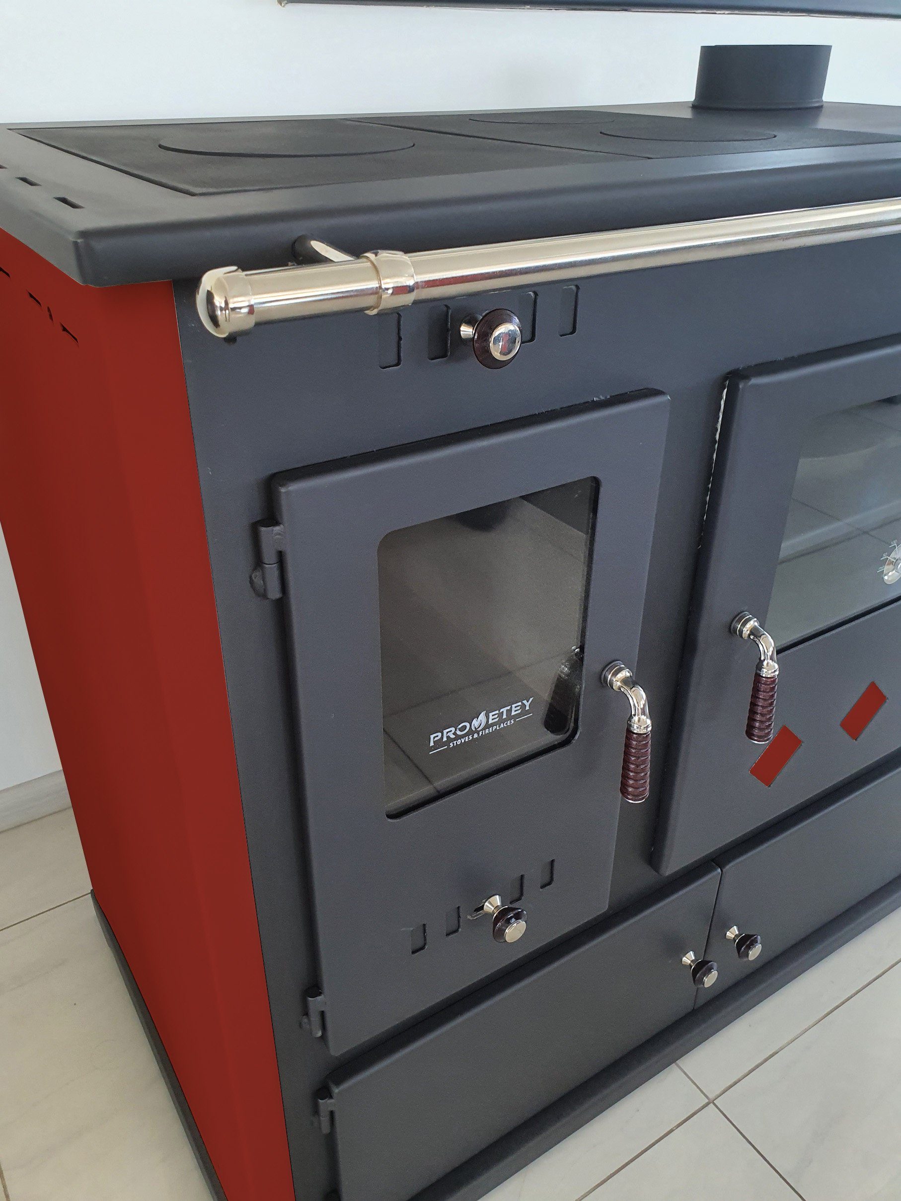 Prometey Kaminofen EEK A+ Kaminofen mit Backfach und Herdplatte Practik Lux Rot Holzofen, 9,50 kW, Zeitbrand, Küchenofen mit Backofen, Küchenherd mit Backfach