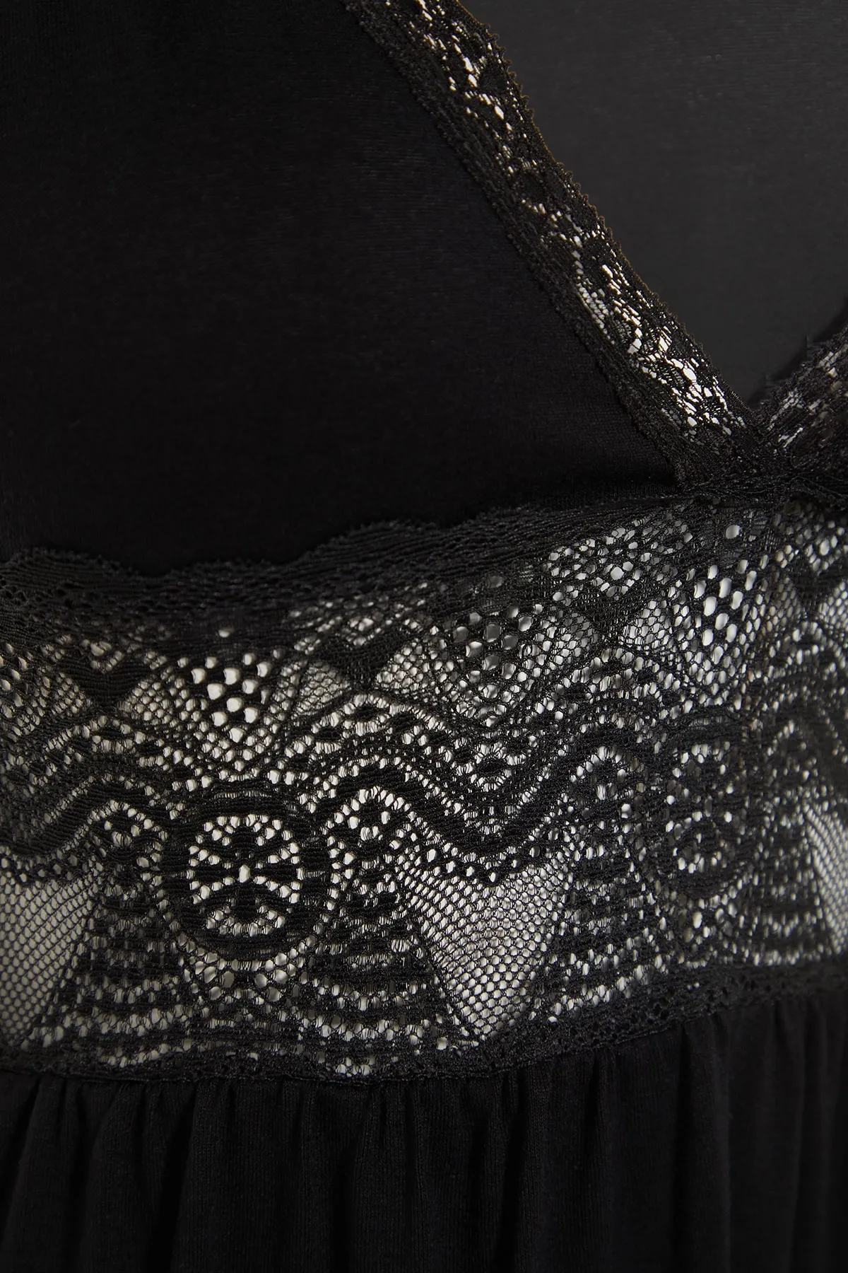 Trendyol Collection  Schwarzes Stricknachthemd mit Spitze und Seilriemen auf der Rückseite THMSS20GC0014