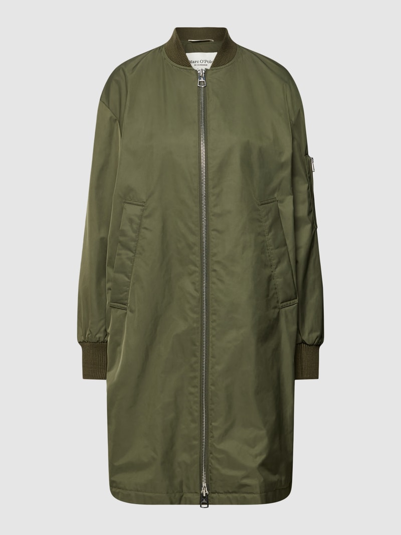 Jacke mit seitlichen Eingrifftaschen in olivgrün