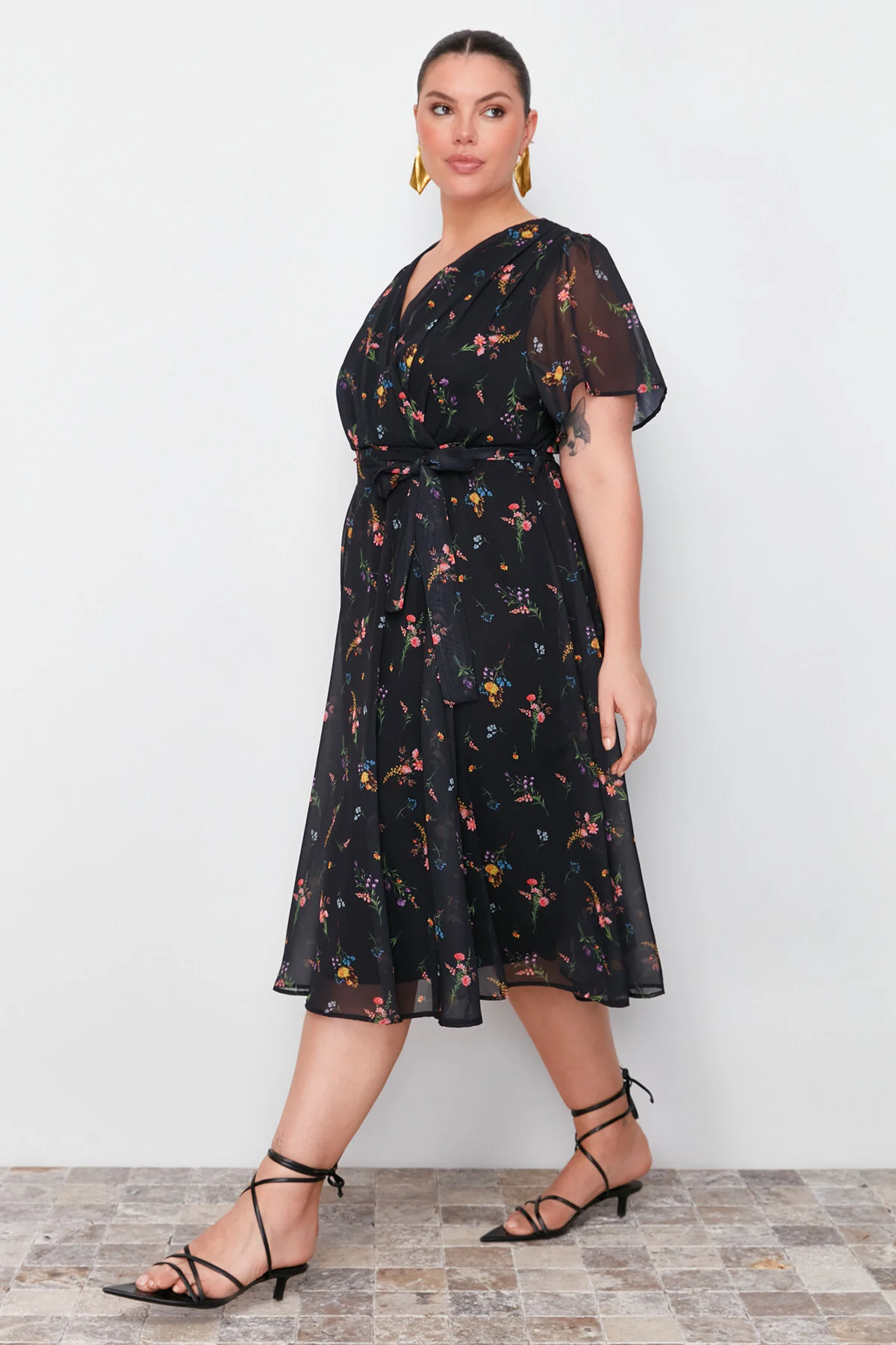 Trendyol Curve  Mehrfarbiges, zweireihiges Chiffon-Gewebekleid mit Blumendruck TBBSS24AH00154