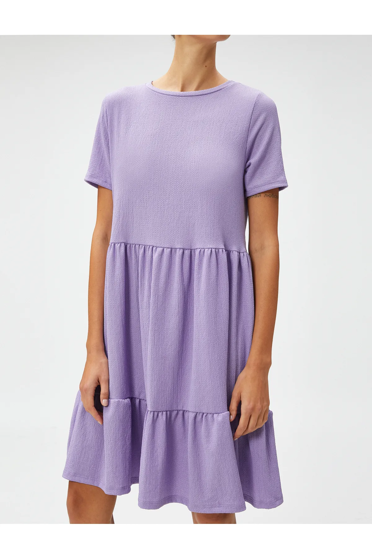 Koton  Kurzes Kleid mit kurzen Ärmeln und Rundhalsausschnitt