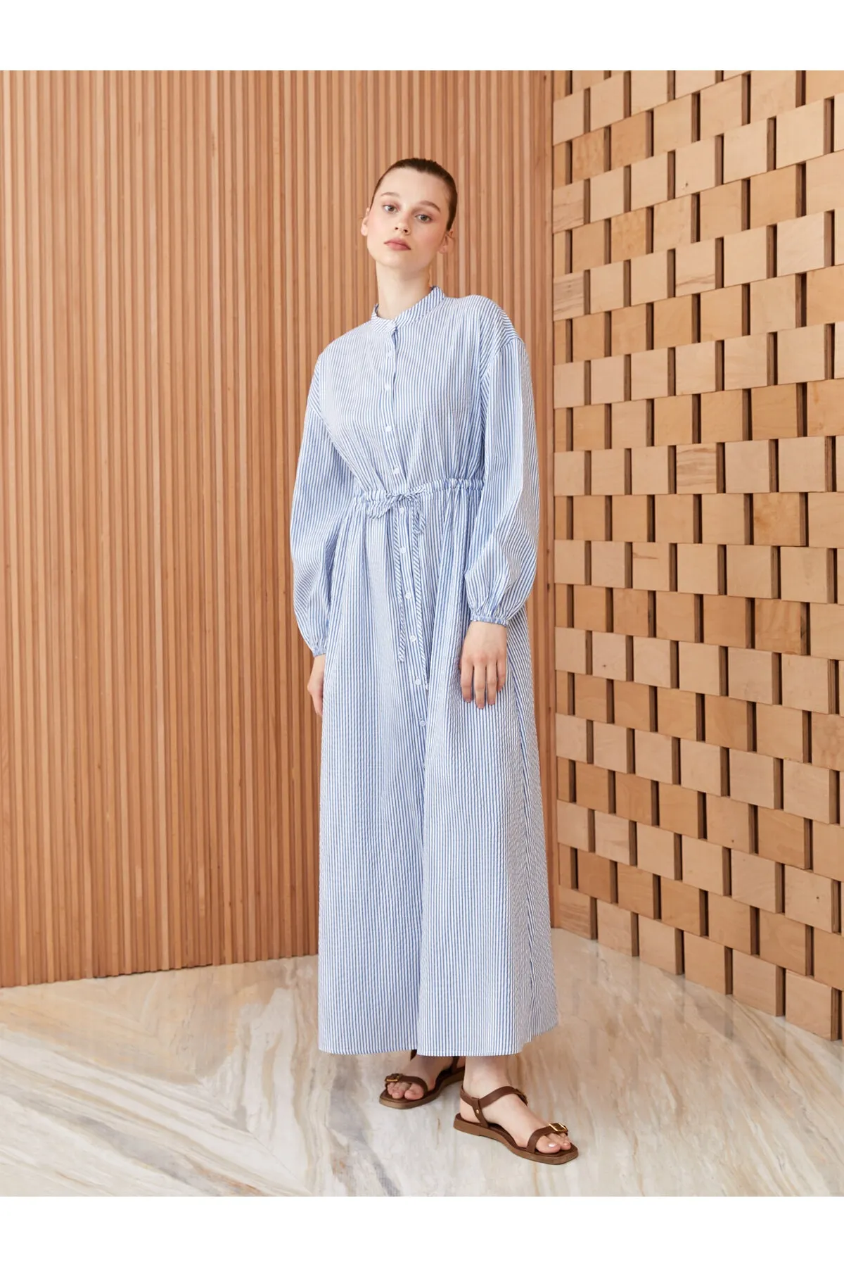 LC Waikiki  Gestreiftes Seersucker-Damenkleid mit hohem Kragen und langen Ärmeln
